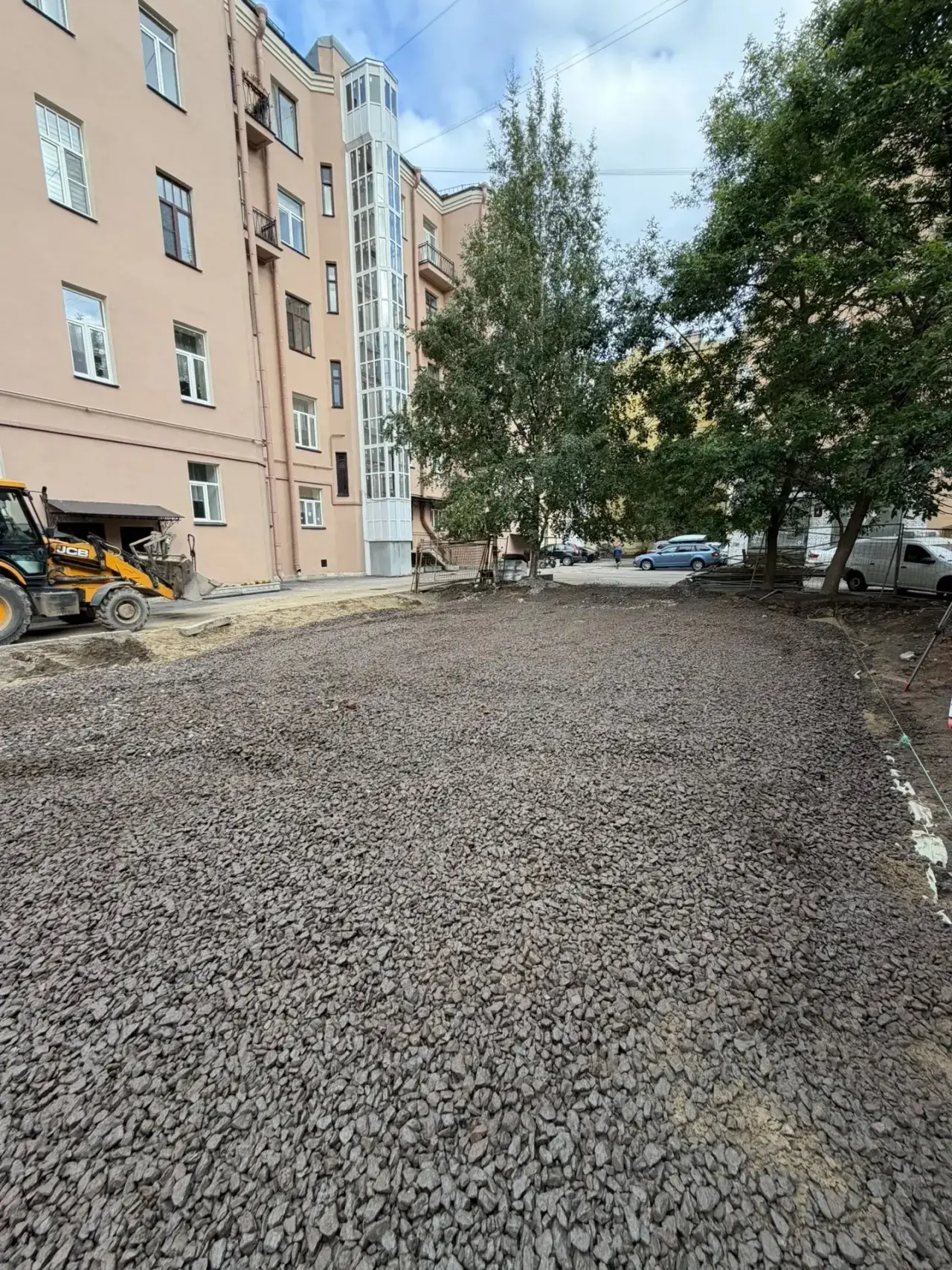 🏡 На Можайской активно благоустраивают детскую площадку