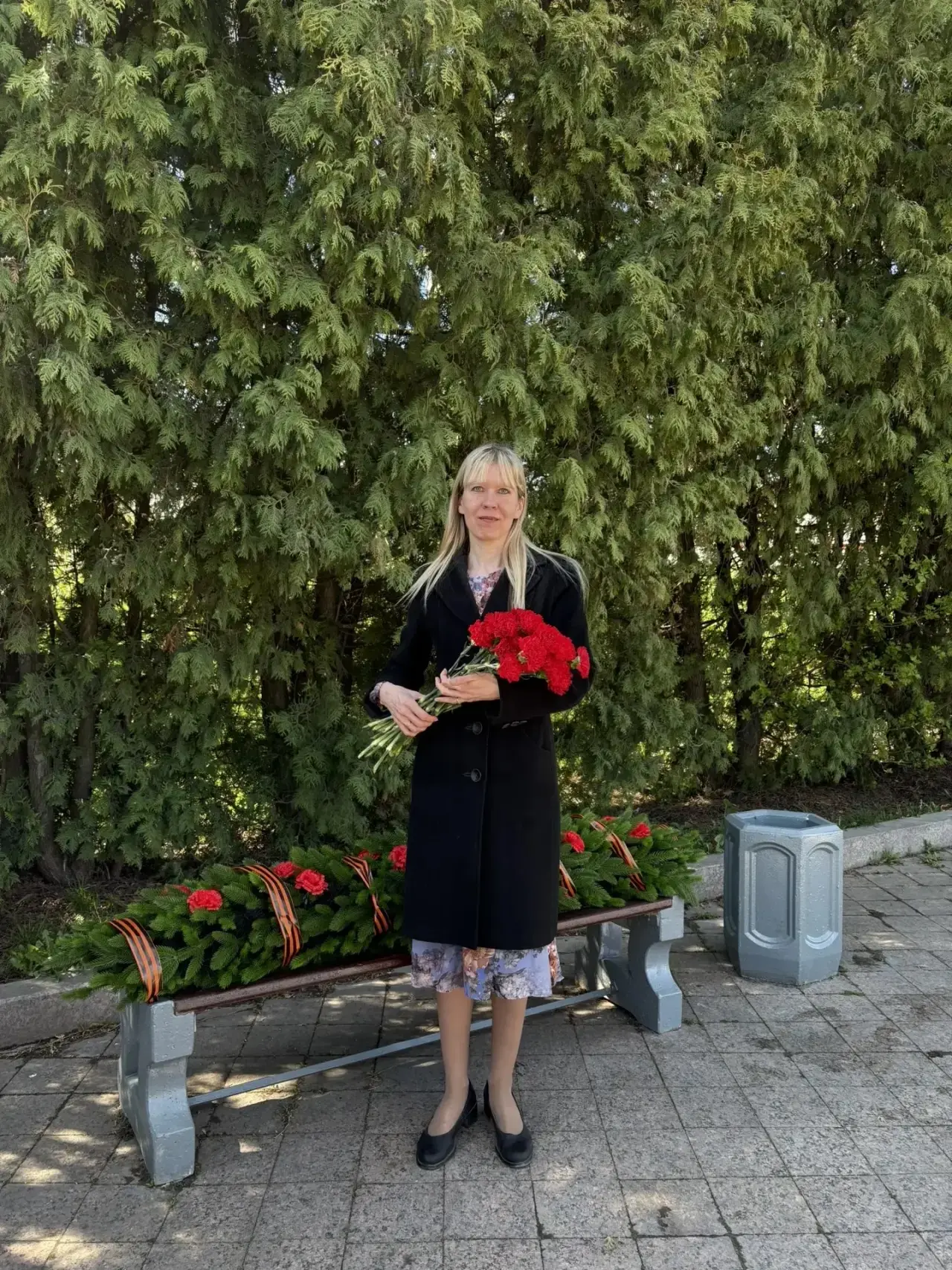 Ежегодно наша школа принимает участие в торжественном возложении цветов к мемориалу «Скорбящая». Сег