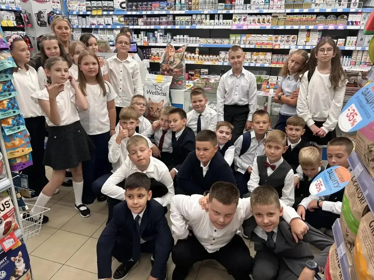 1 сентября класс 4/14  МАОУ «Гимназия 11» принял участие в акции: « Букет учителю и пом...