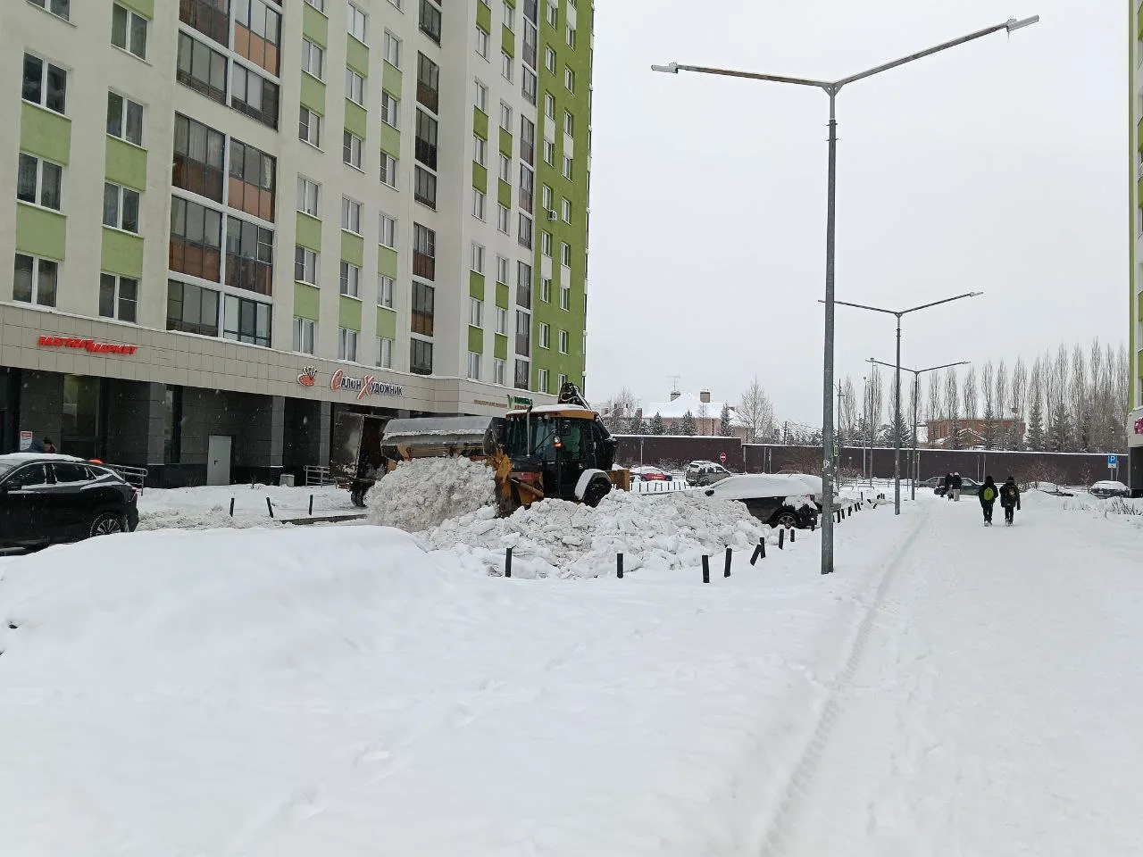 Чистят каждый день: трактора продолжают убирать снег с дворовых и квартальных проездов 🚜  Поэтапная 