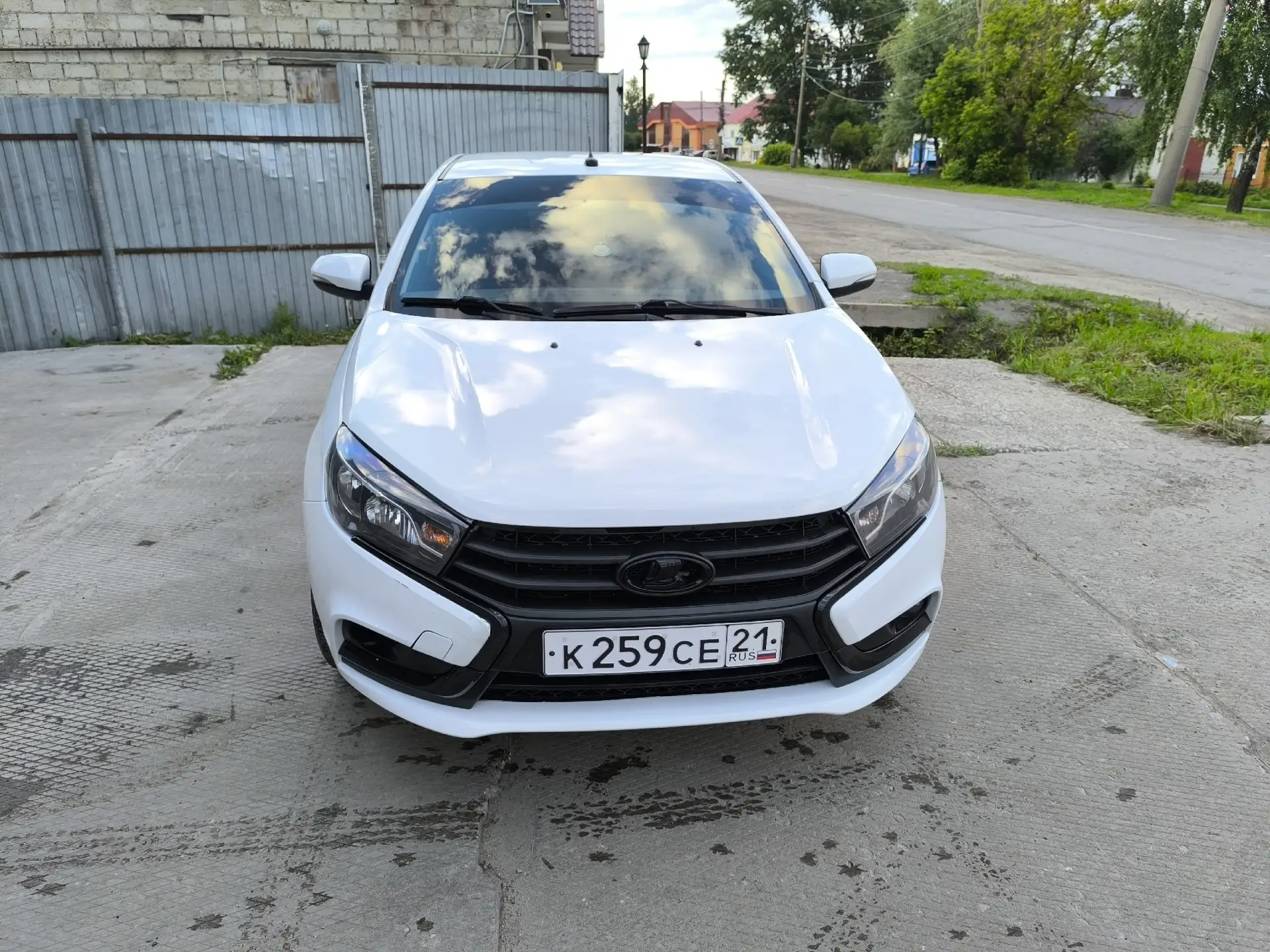 Веста 2019 год пробег 270к есть нюансы по кузову в виде мятых порогов, машина не новая....