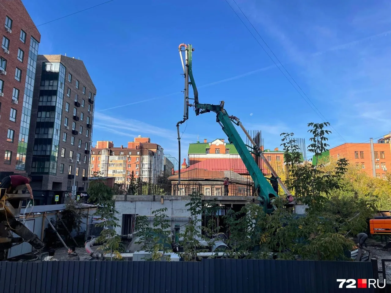 В Тюмени на улице Сакко, 29, где раньше находился дом, начали возводить новое здание. О...
