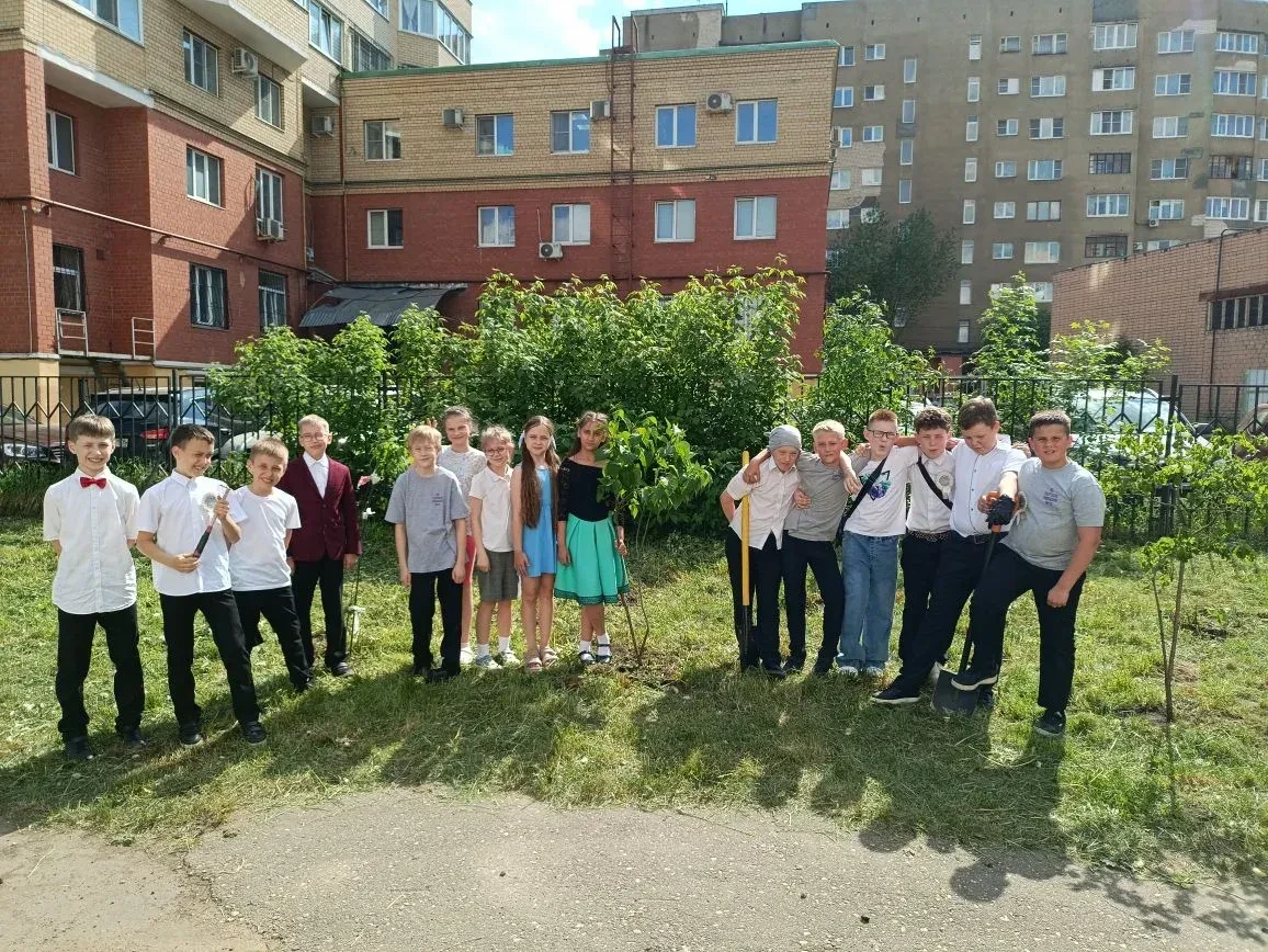 🌿 Зелёная традиция: ученики посадили новые растения у гимназии! 🌿