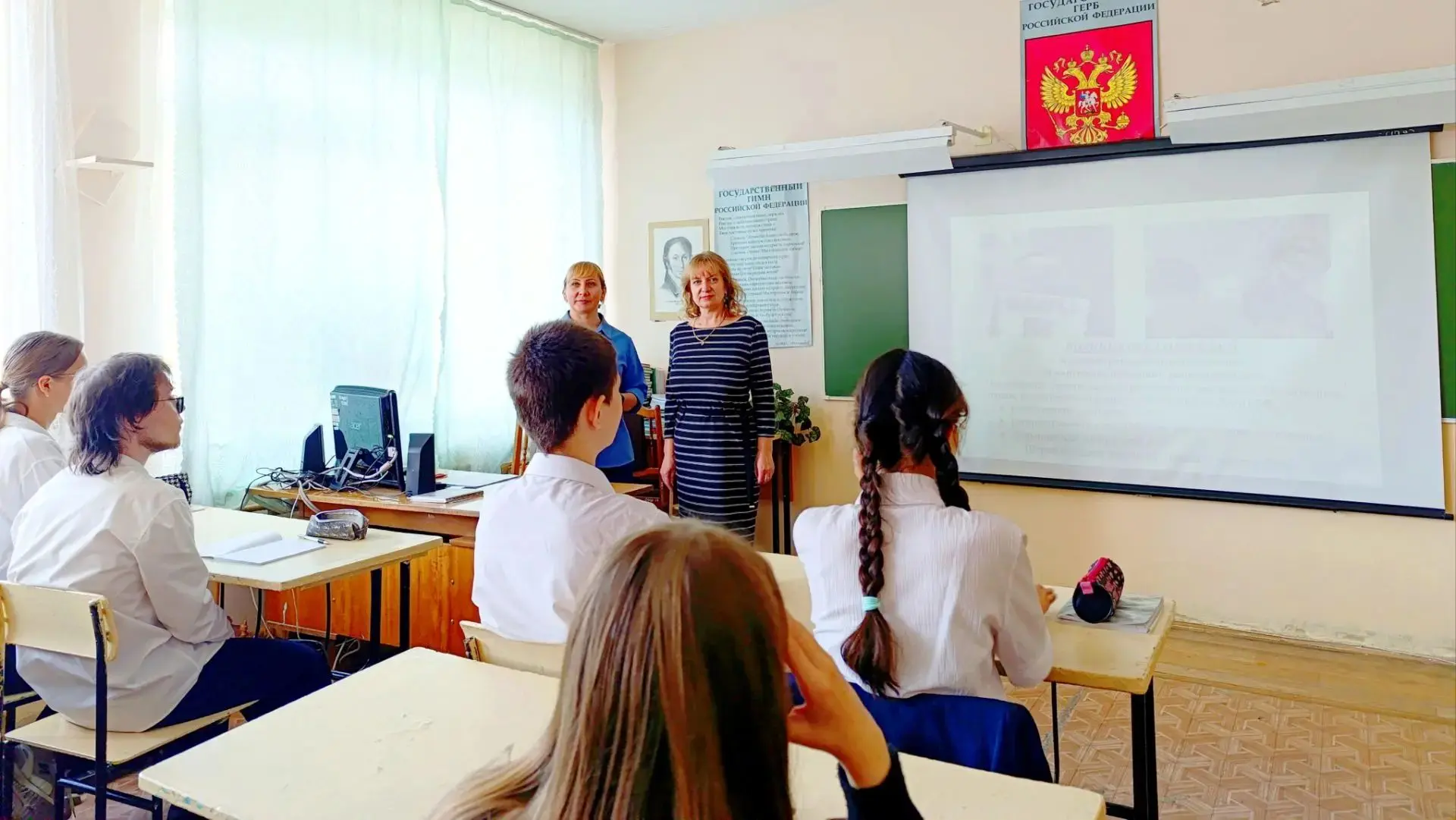 Учитель обществознания Шарова Т. Н. и заместитель директора Уледерова Н. Н. провели поз...