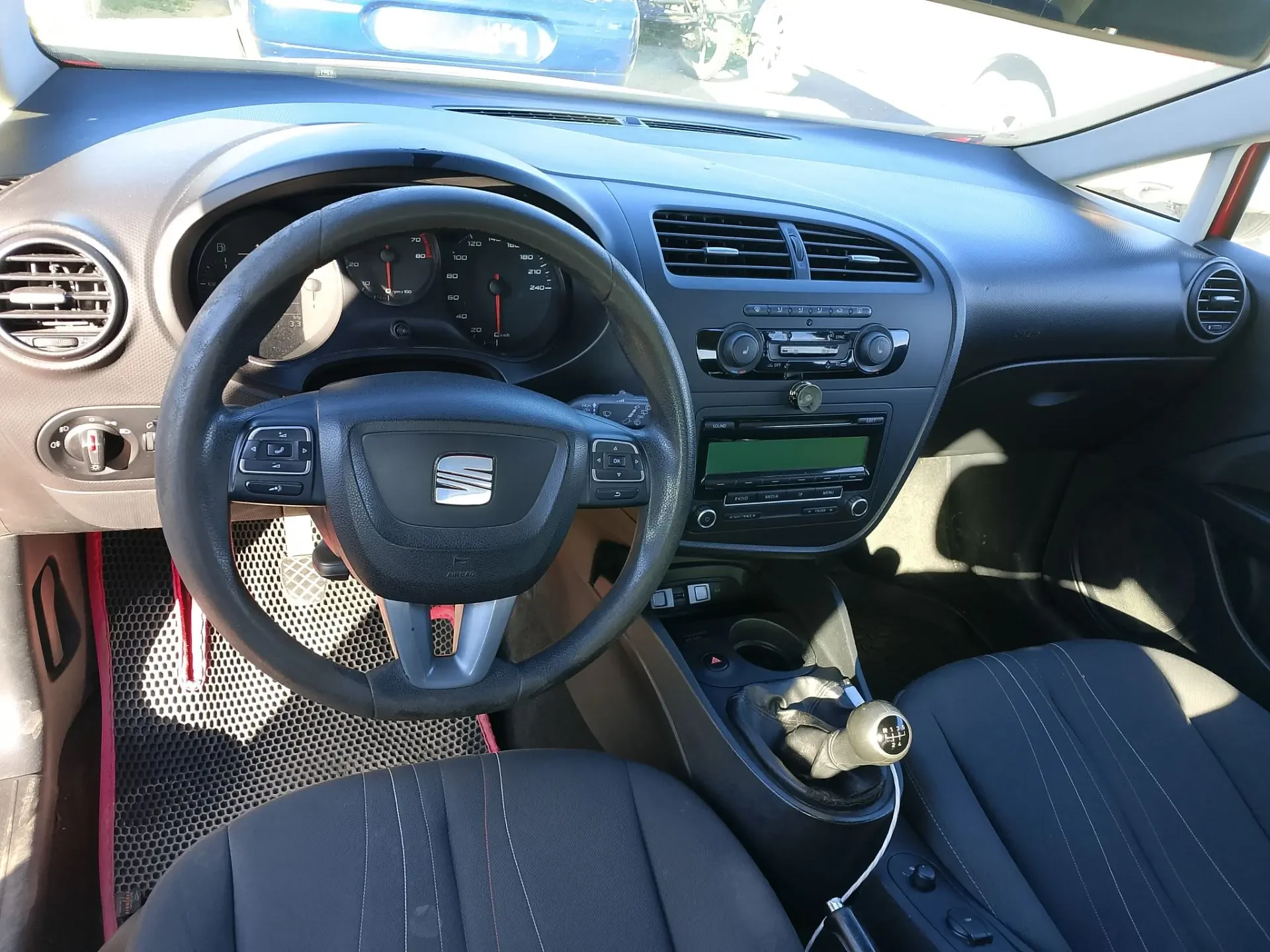 Продам Seat Leon 2012 г. в. в отличном состоянии. Двух зонный климат контроль, хорошая ...