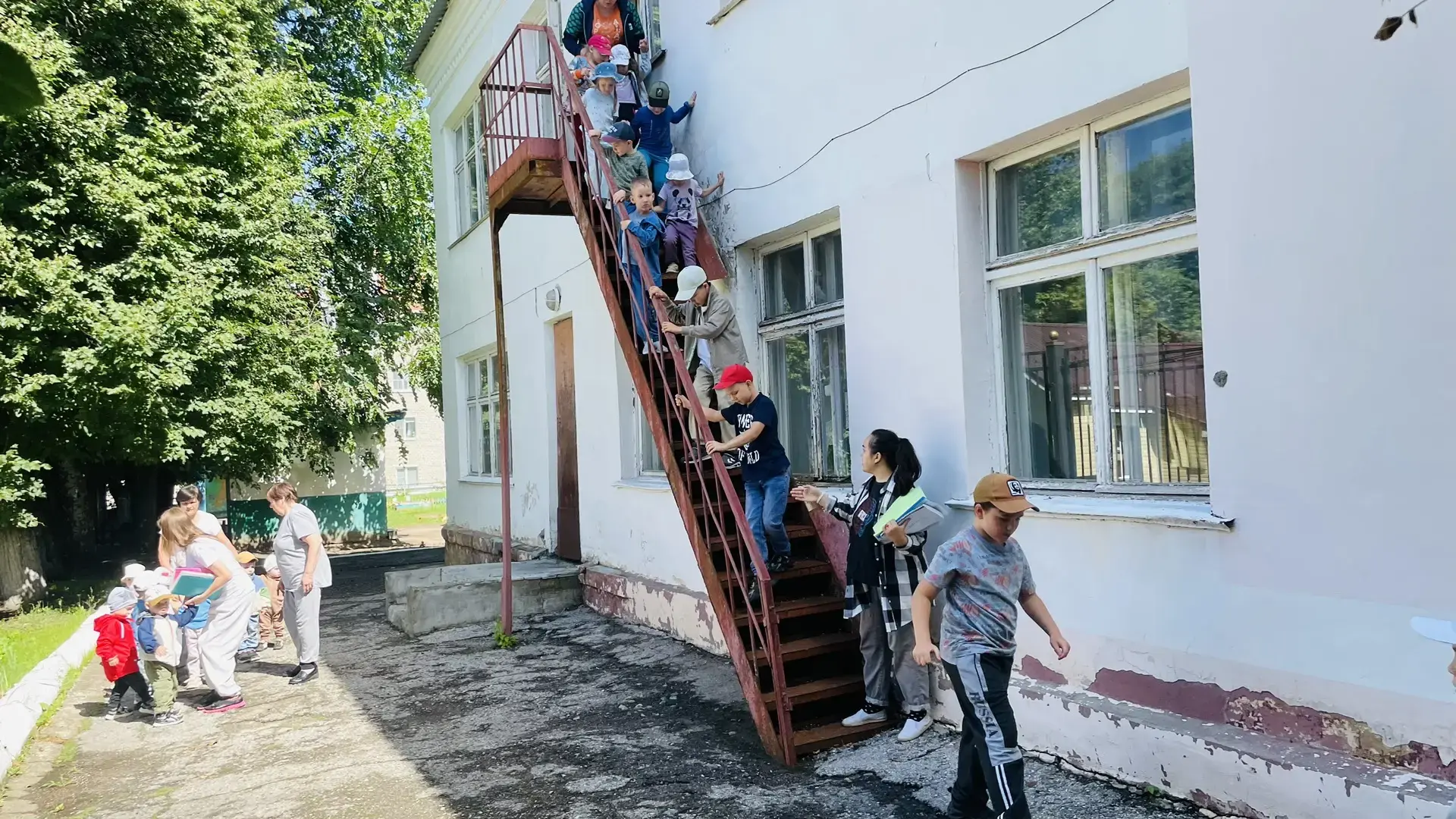 В детском саду согласно графику прошла тренировочная эвакуация на случай пожара.