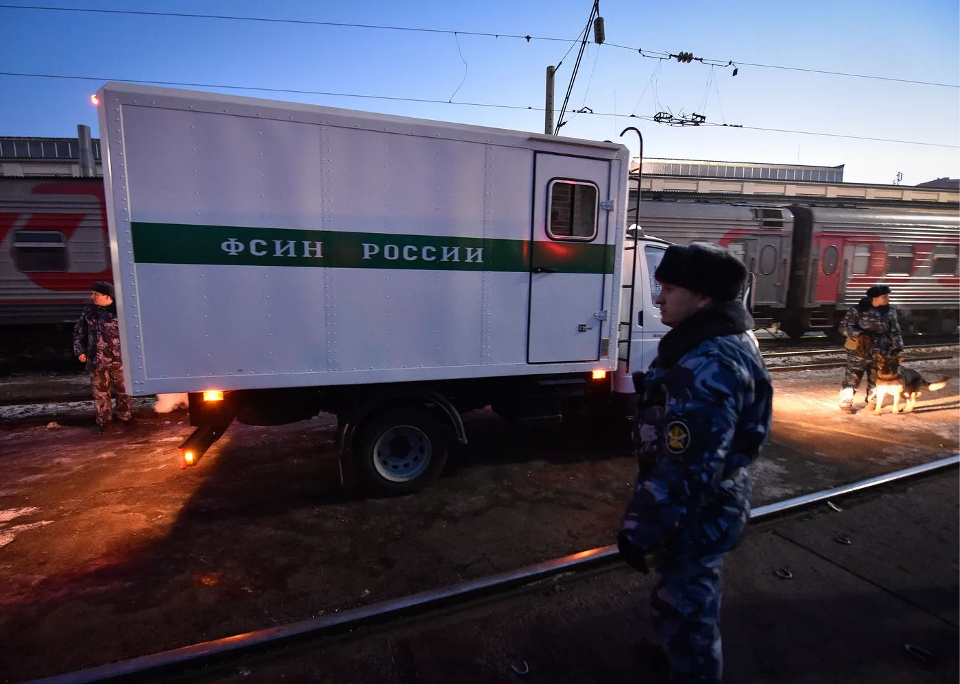 Осуждённый по статье 228 напал на конвоира по пути в туалет, забрал оружие и открыл огонь.
