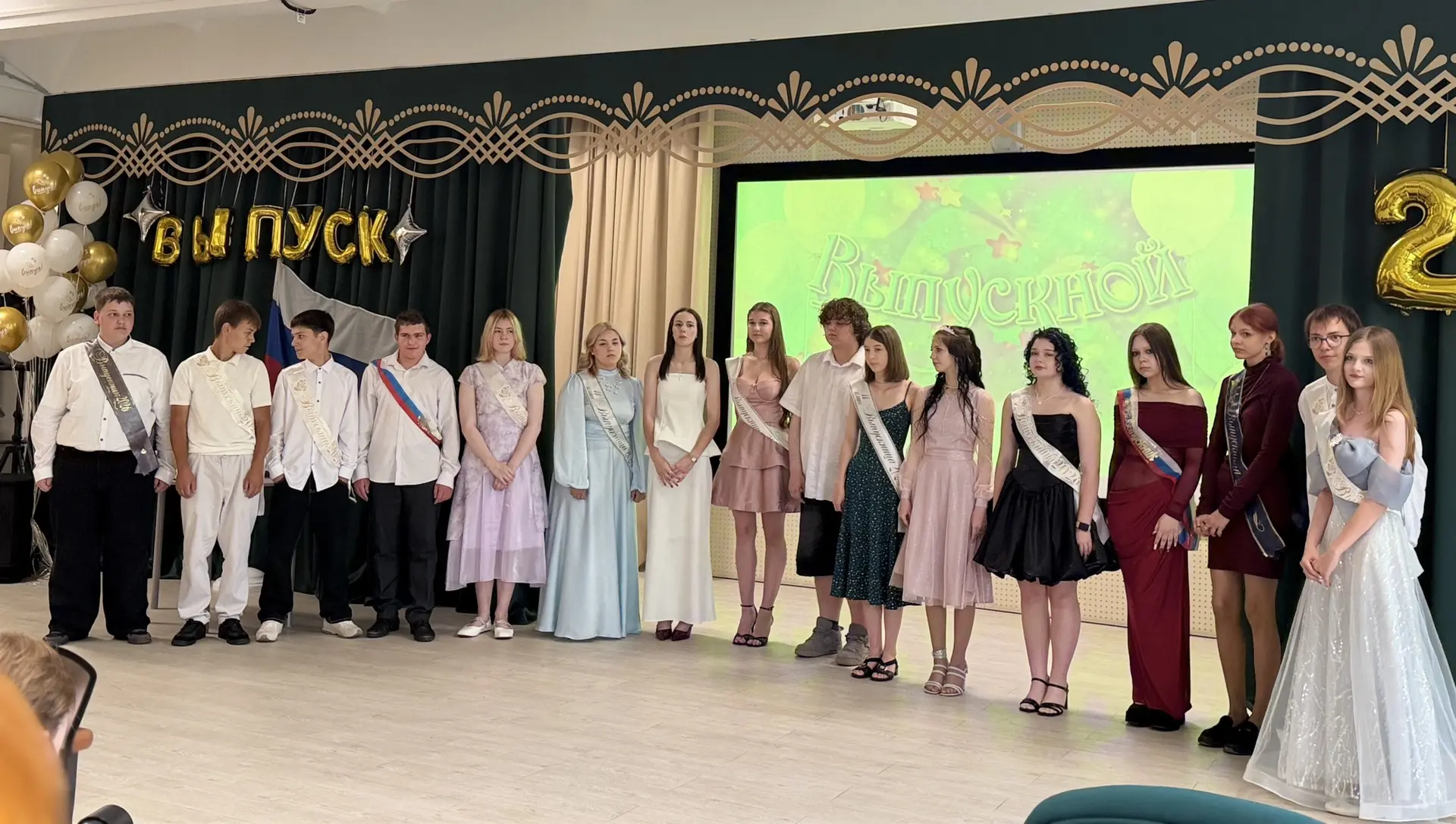 🎉 Выпускной — в сердце навсегда! 🎉

Прошёл выпускной вечер для 9‑х и 11‑х классов — и этот день то