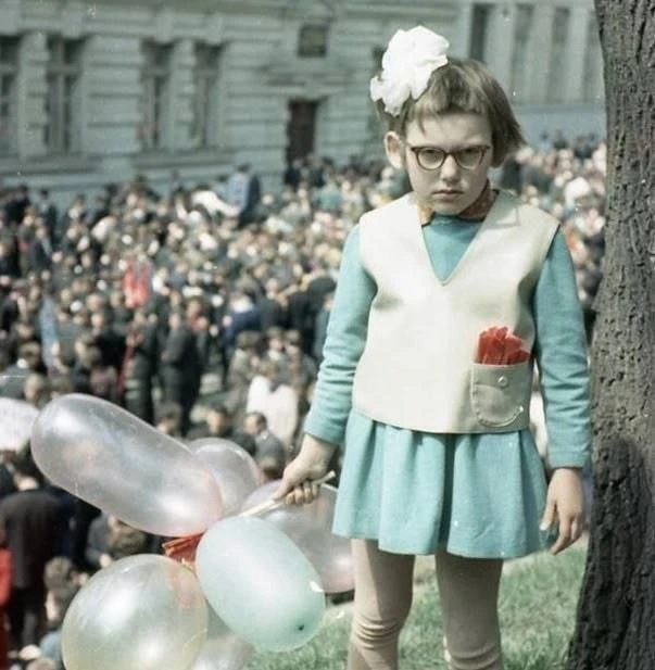 Знаменитое остервенелое фото девочки на первомайском празднике. 1968 год, Львов. 
Девочка выросла и 