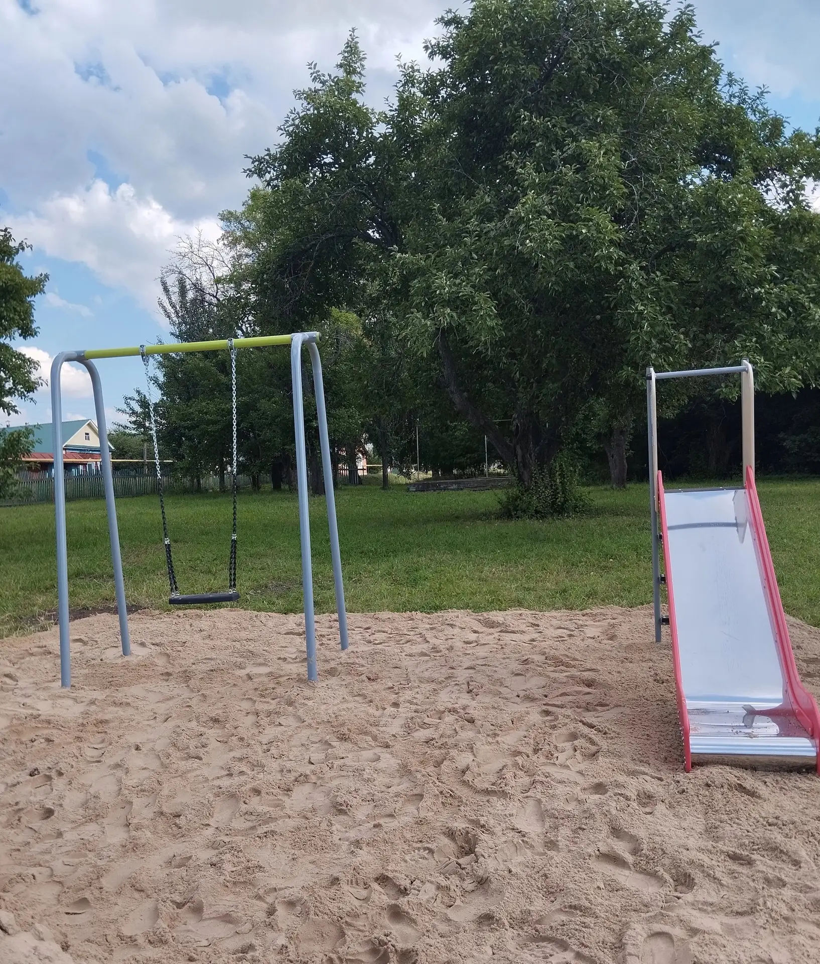 🛝По требованию прокуратуры в Козловском муниципальном округе заменено оборудование на детской игров