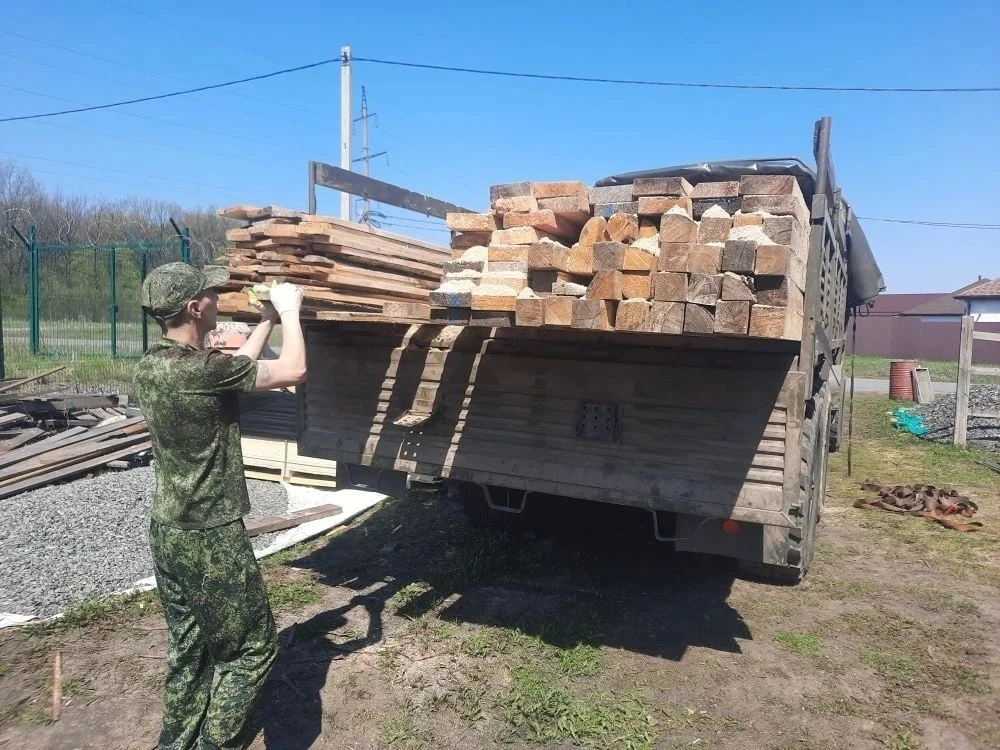 🇷🇺🤝Волонтёры группы «Надёжный тыл Губкин» собрали и доставили стройматериалы для бойцов СВО.  Необхо