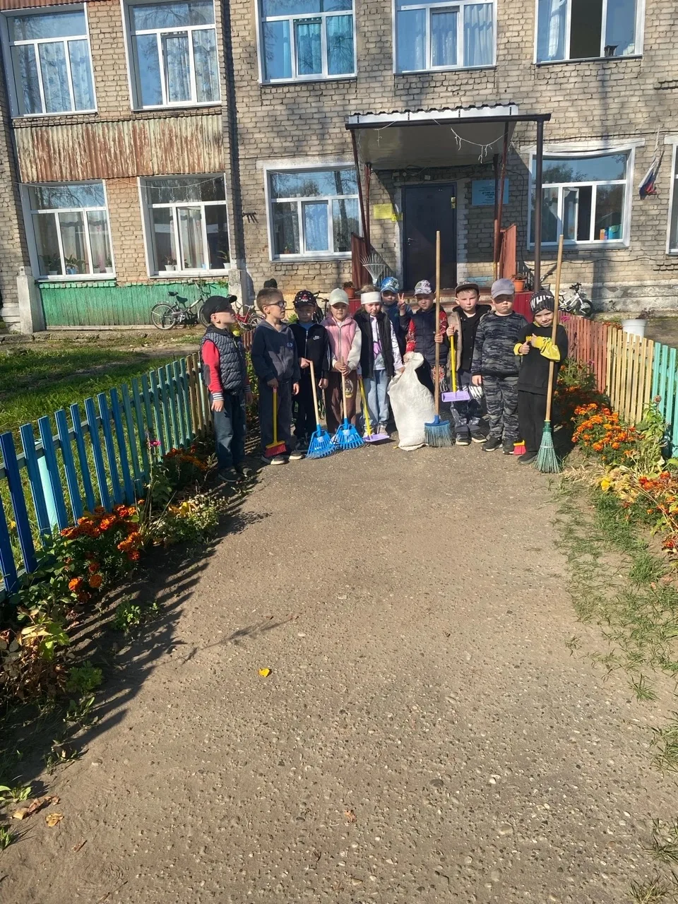 Ребята подготовительной группы помогли привести в порядок цветник. Малыши собирали сухи...