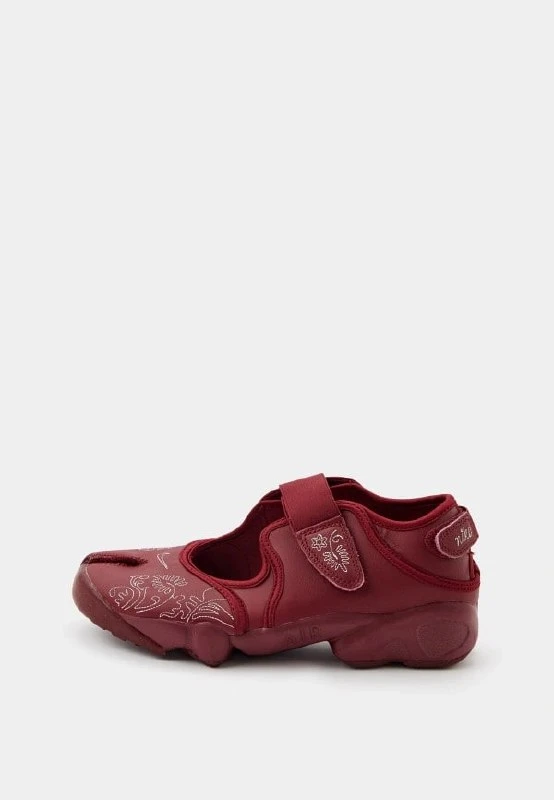 Вещь дня – сумасшедшая обувь от Nike 😱

Air Rift – обновленная версия культовой модели 1996 года, с
