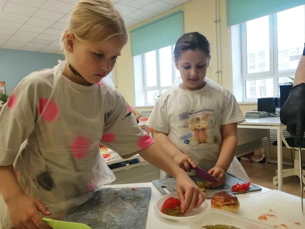 ВКУСНО, ВЕСЕЛО, ПОЗНАВАТЕЛЬНО! 🍔✨  Во время каникул обучающиеся 2 Б класса приняли участие в УВЛЕКАТ