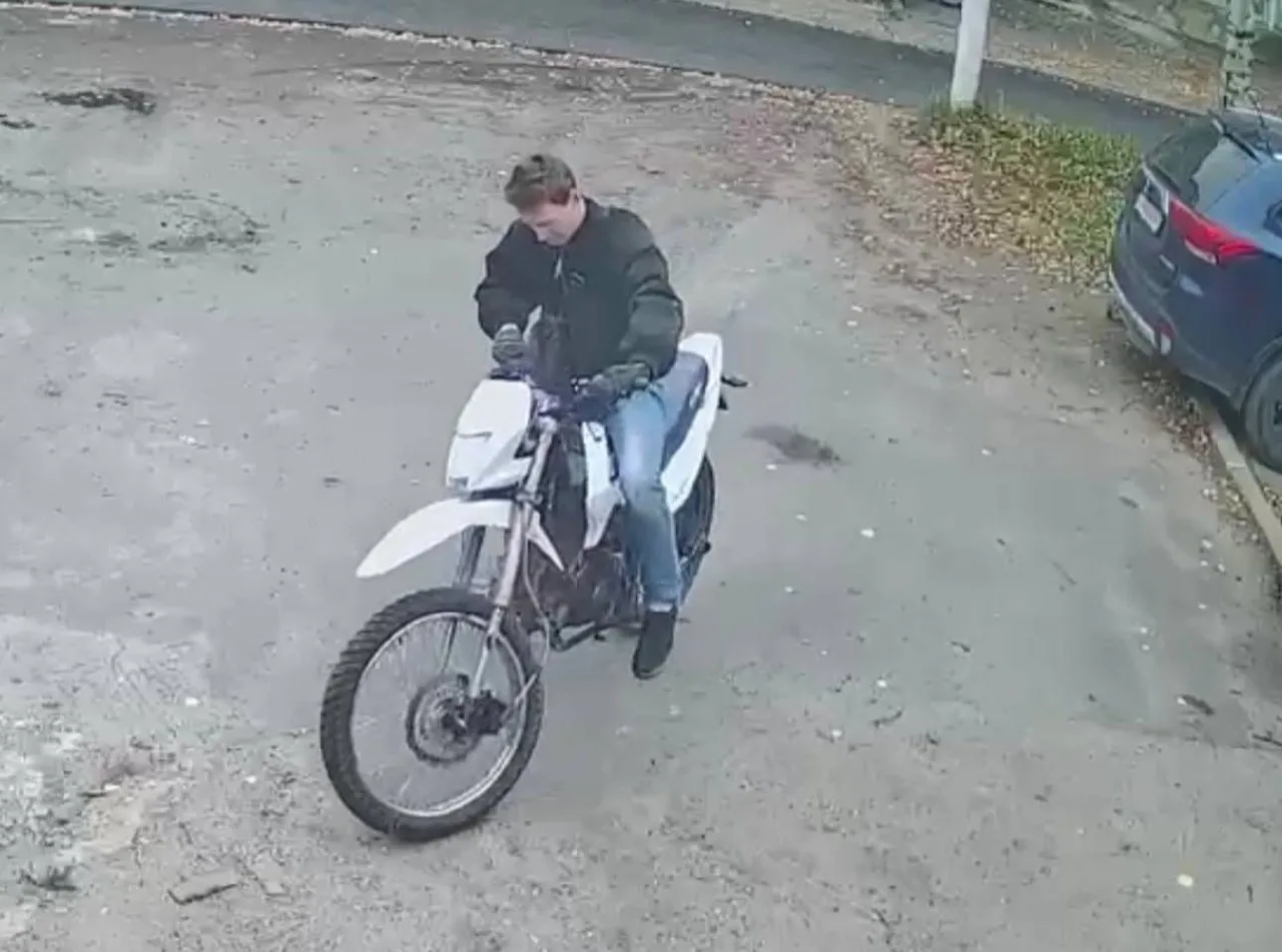 📢В Северодвинске неизвестный попытался угнать мотоцикл возле магазина «Маяк» на проспе...