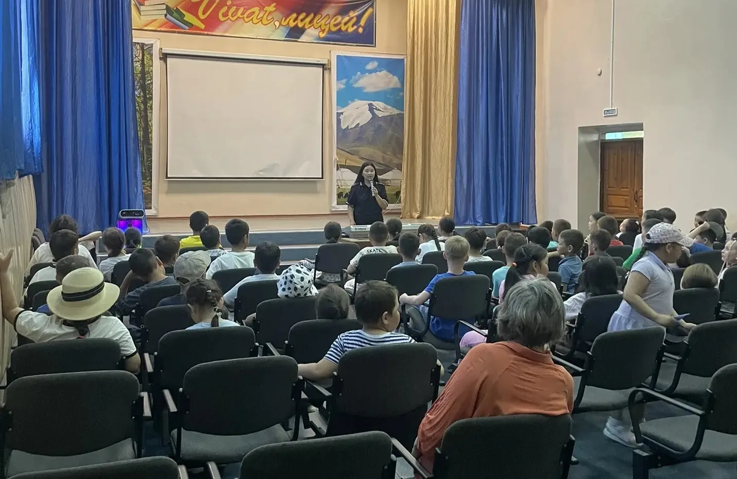 Инспекторы ПДН проводят профилактические встречи со школьниками в пришкольных лагерях Кызыла

👮В пе