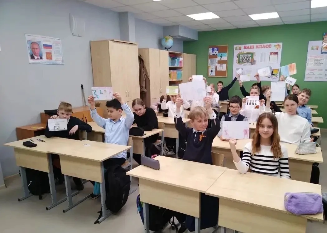 💬 Разговоры о важном: что значит работать в команде?  Утро понедельника в нашей школе началось с тор