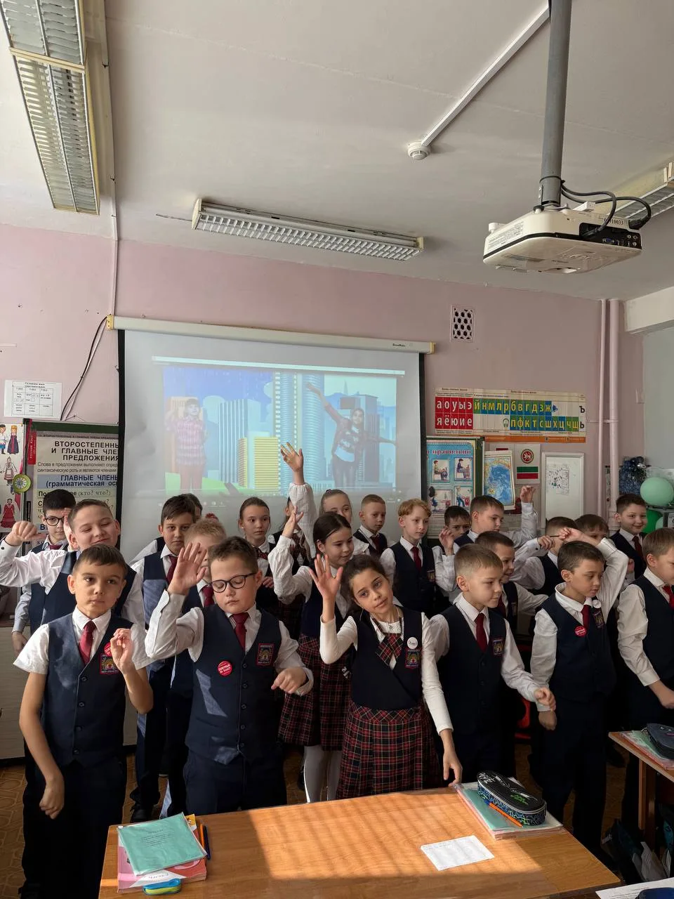21 МАРТА — В МИРЕ ПОЭЗИИ И ДВИЖЕНИЯ!    🥳 Наши активисты школы провели для учеников начальных классо