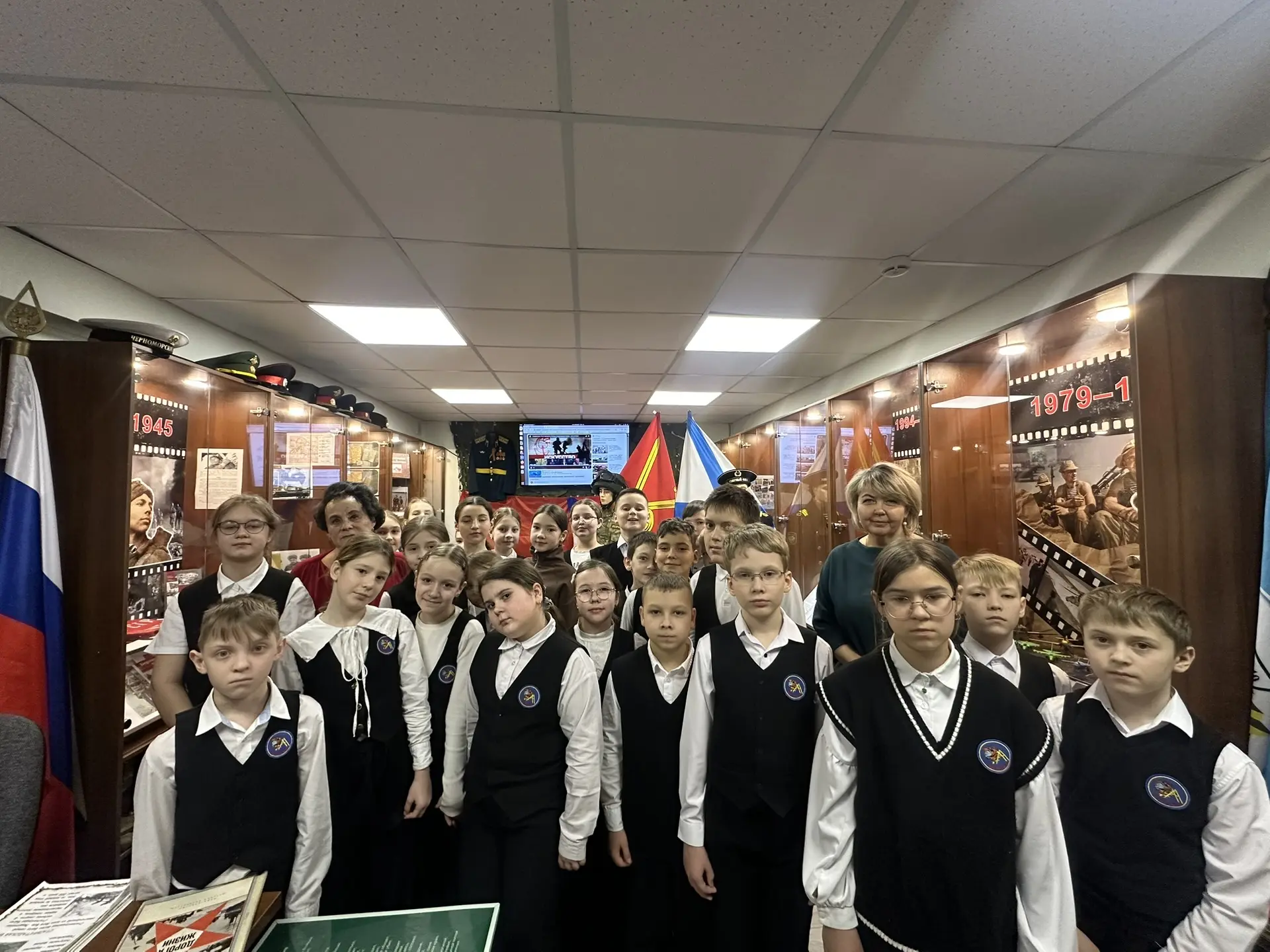 Экскурсия в Военно-Патриотическом Музее Школы Сегодня ученики начальных классов нашей школы совершил