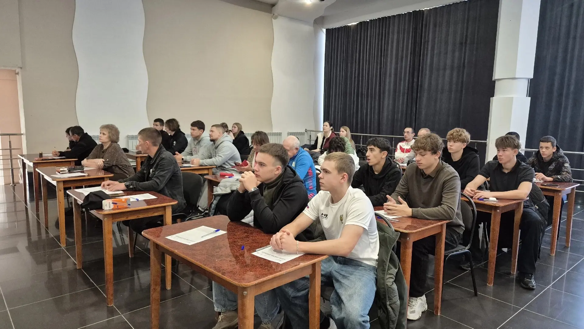 Сотрудники и спортсмены СШ «Ледовый дворец Бугуруслан» приняли участие в спортивном дик...