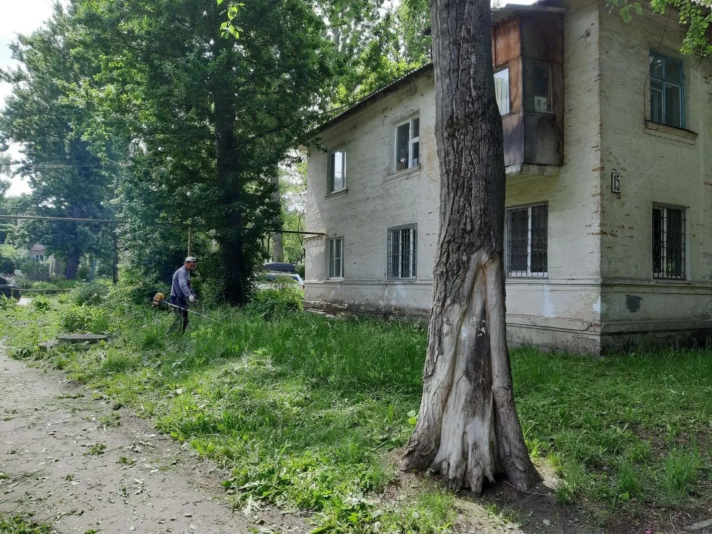 Двор домов №15 по ул. Герасимова, № 2/17, 4 и 6 по ул. Богдана Хмельницкого сотрудники УК произвели 