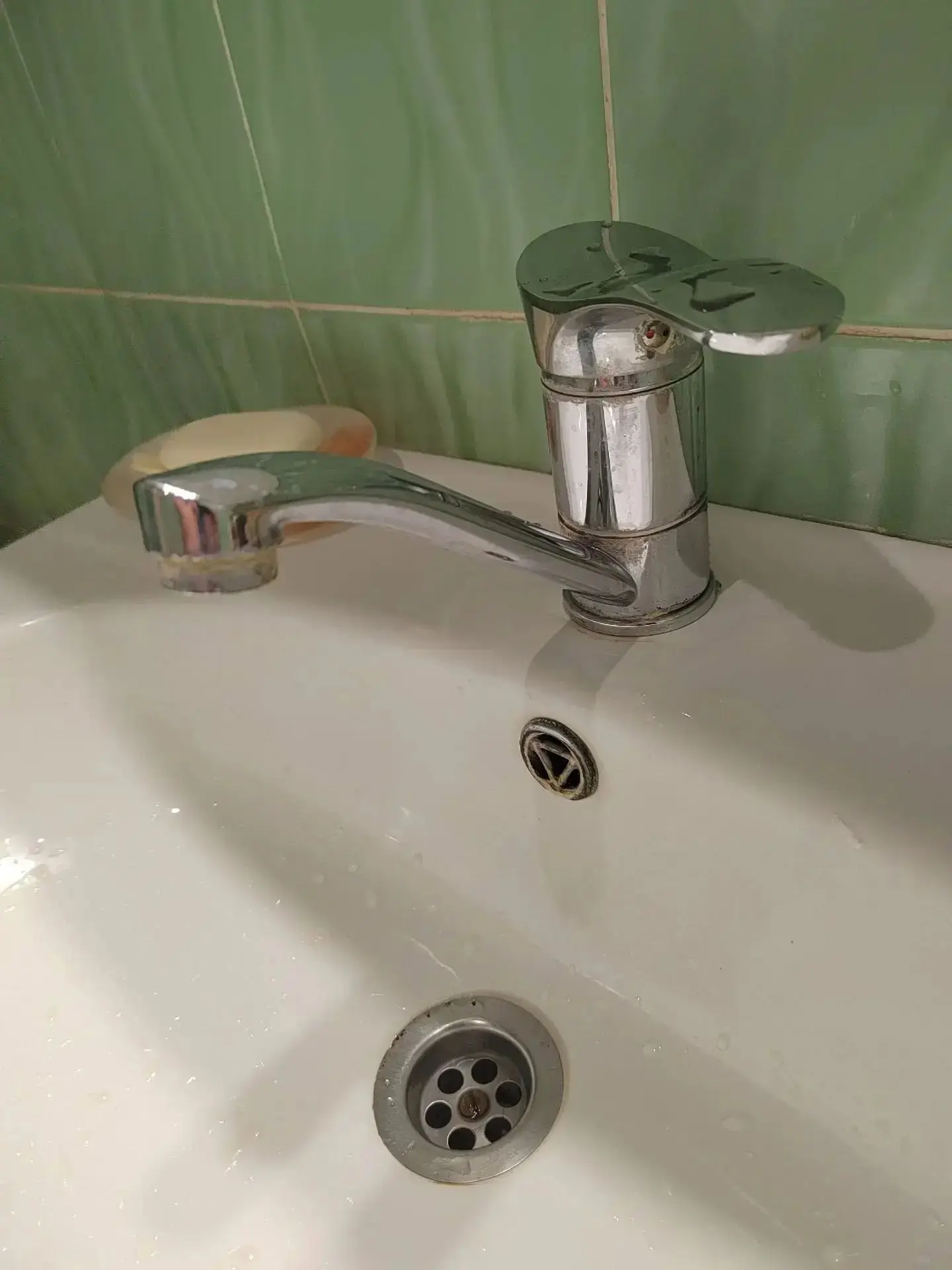 Замена крана, течет тонкая струя холодной воды, горячая хорошо. Капотня.