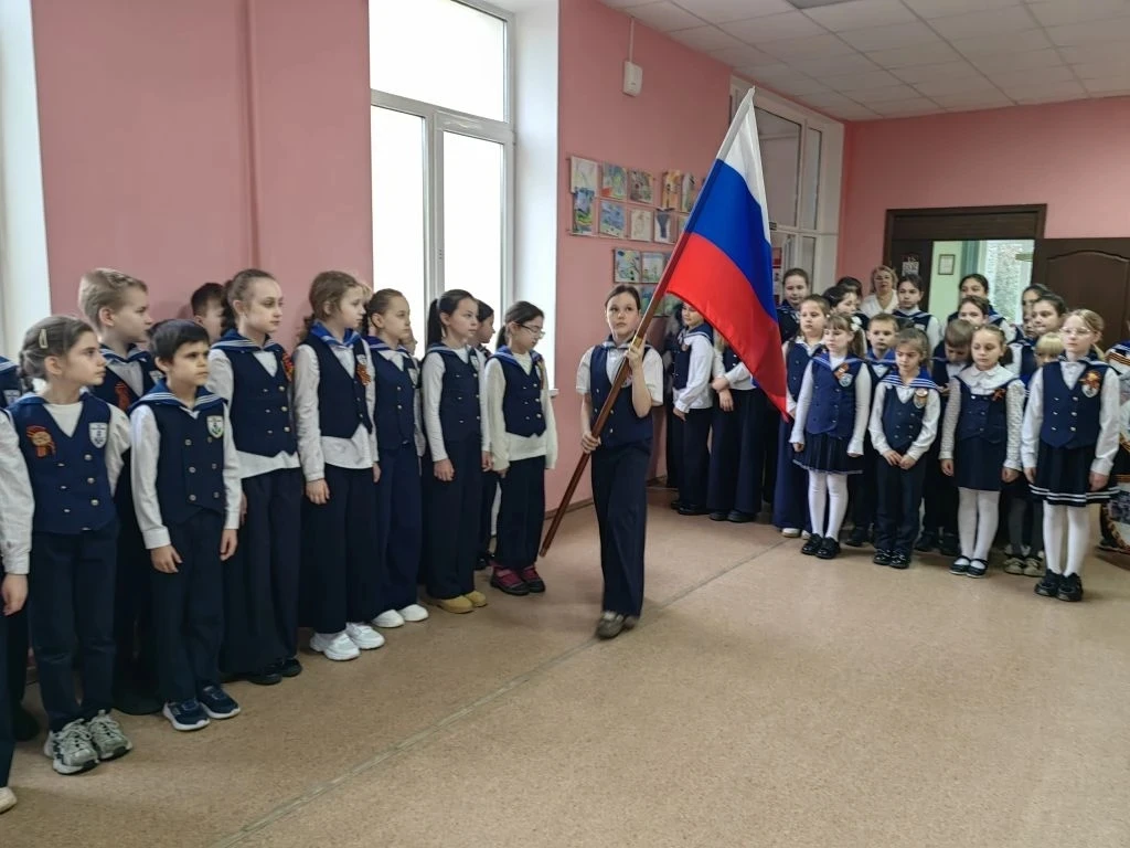 Сегодняшняя неделя по традиции началась с торжественной линейки, на которой был внесен флаг Российск