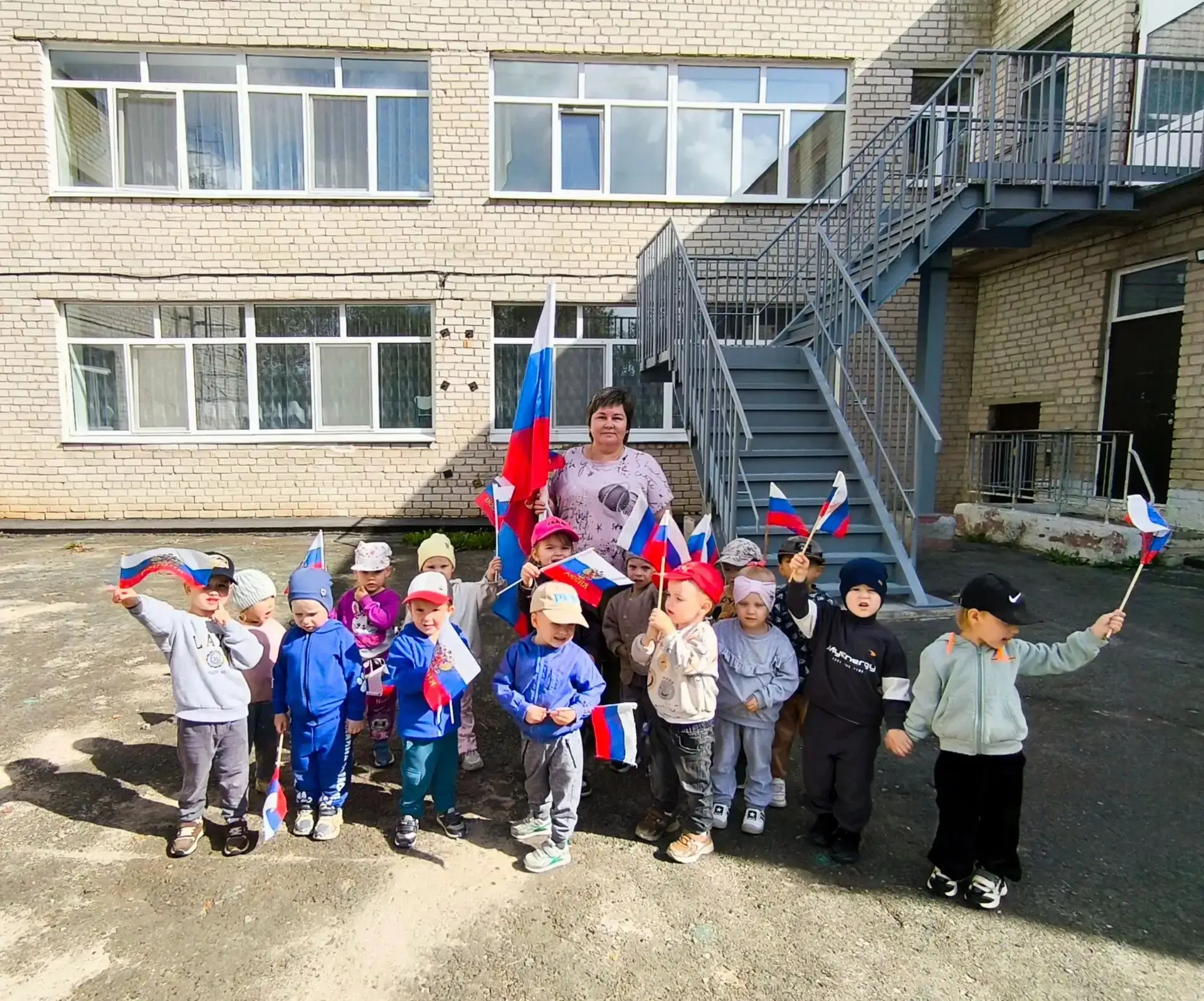 Фотоакция "Под флагом России живу и расту"🇷🇺