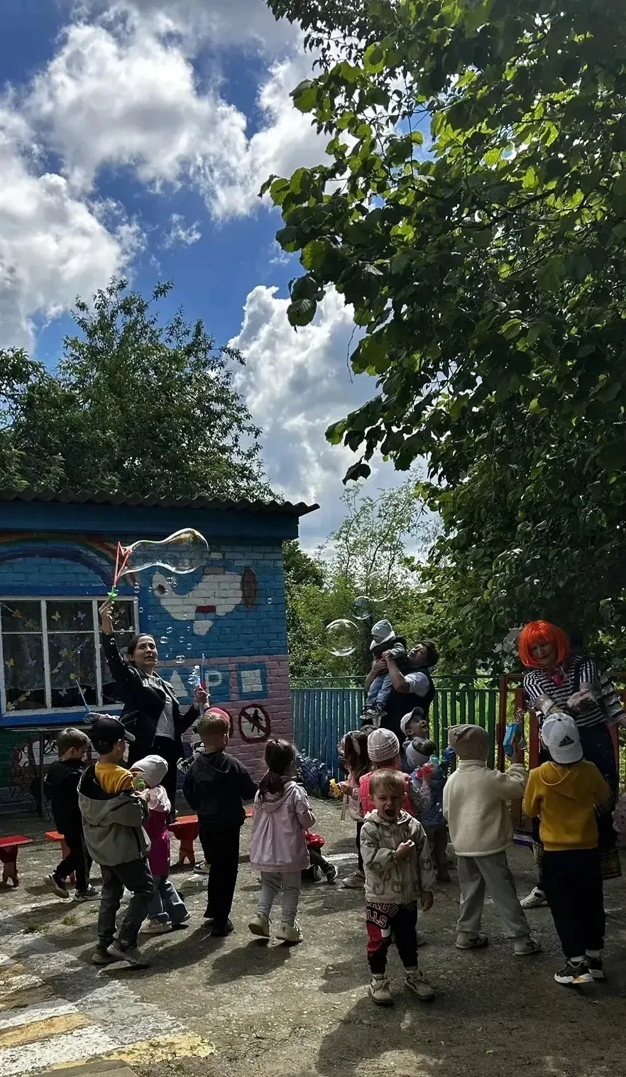 Мы в садике сегодня танцуем и поём.