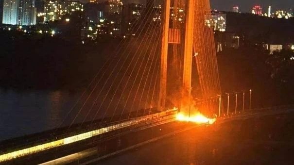 Северный мост в Киеве завесили антидроновыми сетками после атак ВС РФ