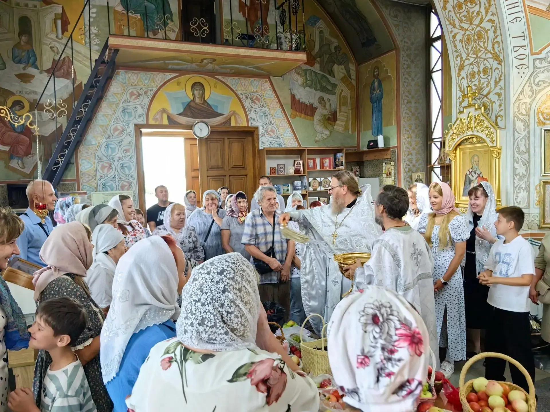 Друзья! Посмотрите, как красиво и радостно было сегодня в нашем храме🌺 Сегодня, в праз...