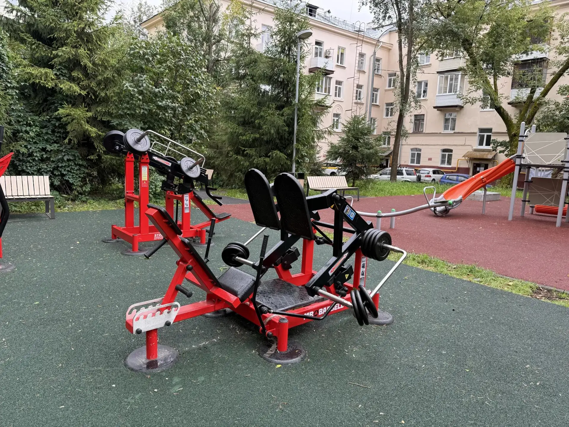 🏡 По адресу: 14-я Парковая улица, д. 3А провели обновление дворовой территории. На дет...