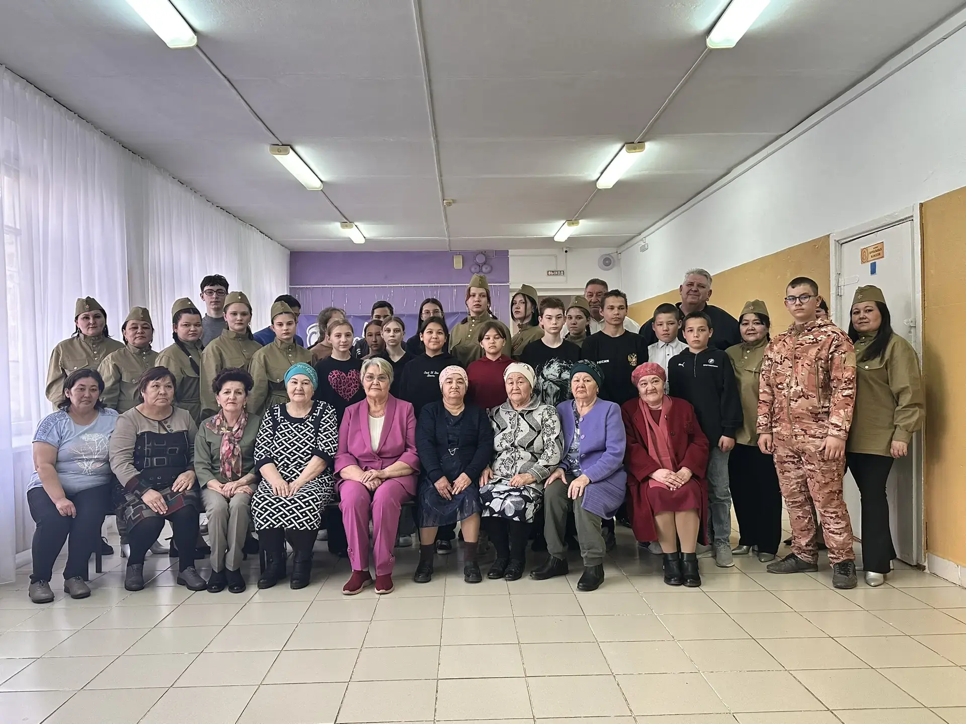 Участники народного башкирского ансамбля «Утренняя звезда» (худ.рук. Луиза Райманова) и...