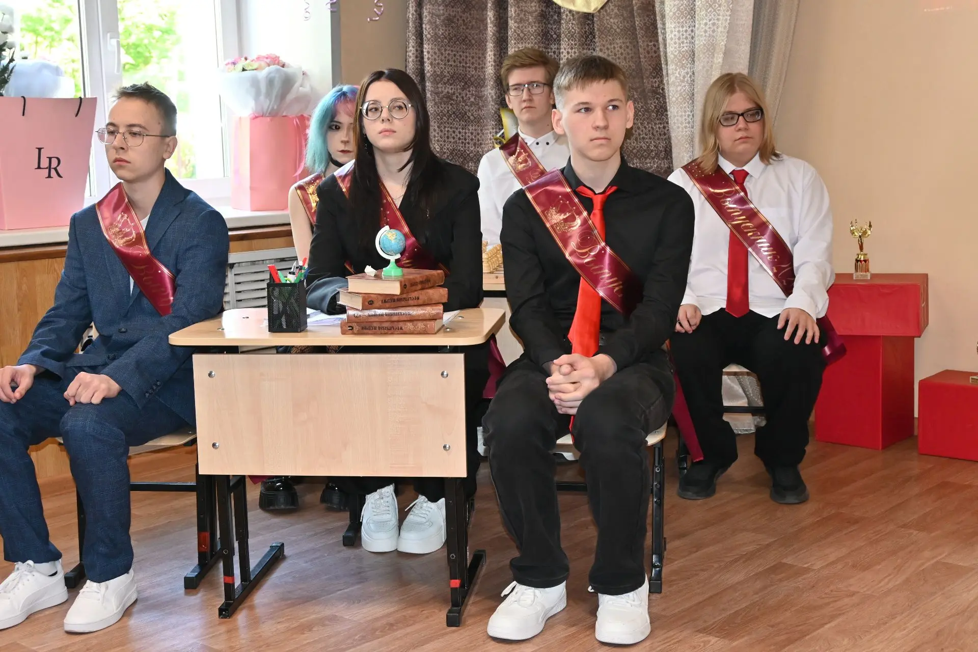 Последний звонок для выпускников школы «Прощальная гастроль» стал ярким, эмоциональным ...