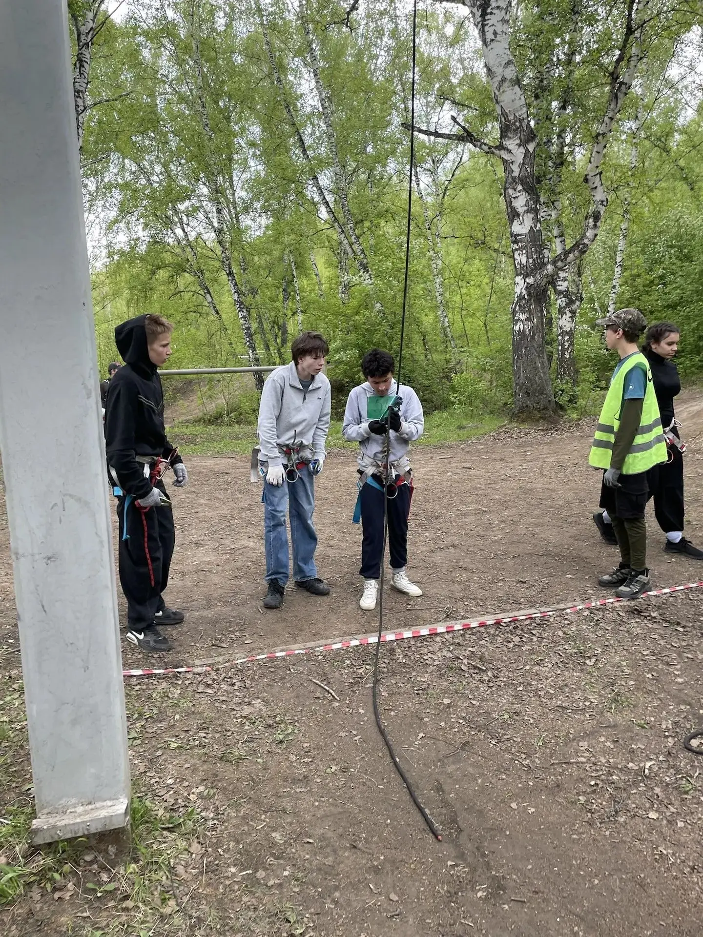 🌳 Турслет в Бугринской роще: первые шаги юных туристов! 🎒✨  20 мая ученики нашей школы совершили нез