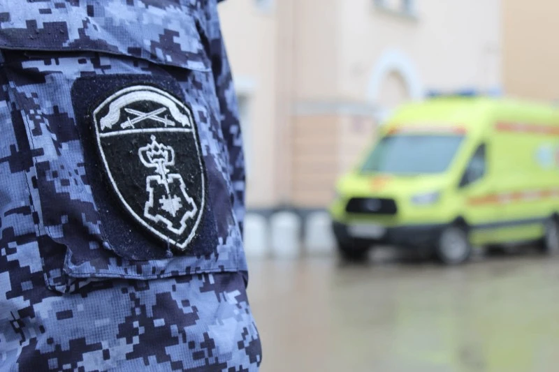В СЫКТЫВКАРЕ РОСГВАРДЕЙЦЫ ЗАДЕРЖАЛИ МУЖЧИНУ, НАПАВШЕГО НА РАБОТНИКА СКОРОЙ ПОМОЩИ  В Сыктывкаре авто