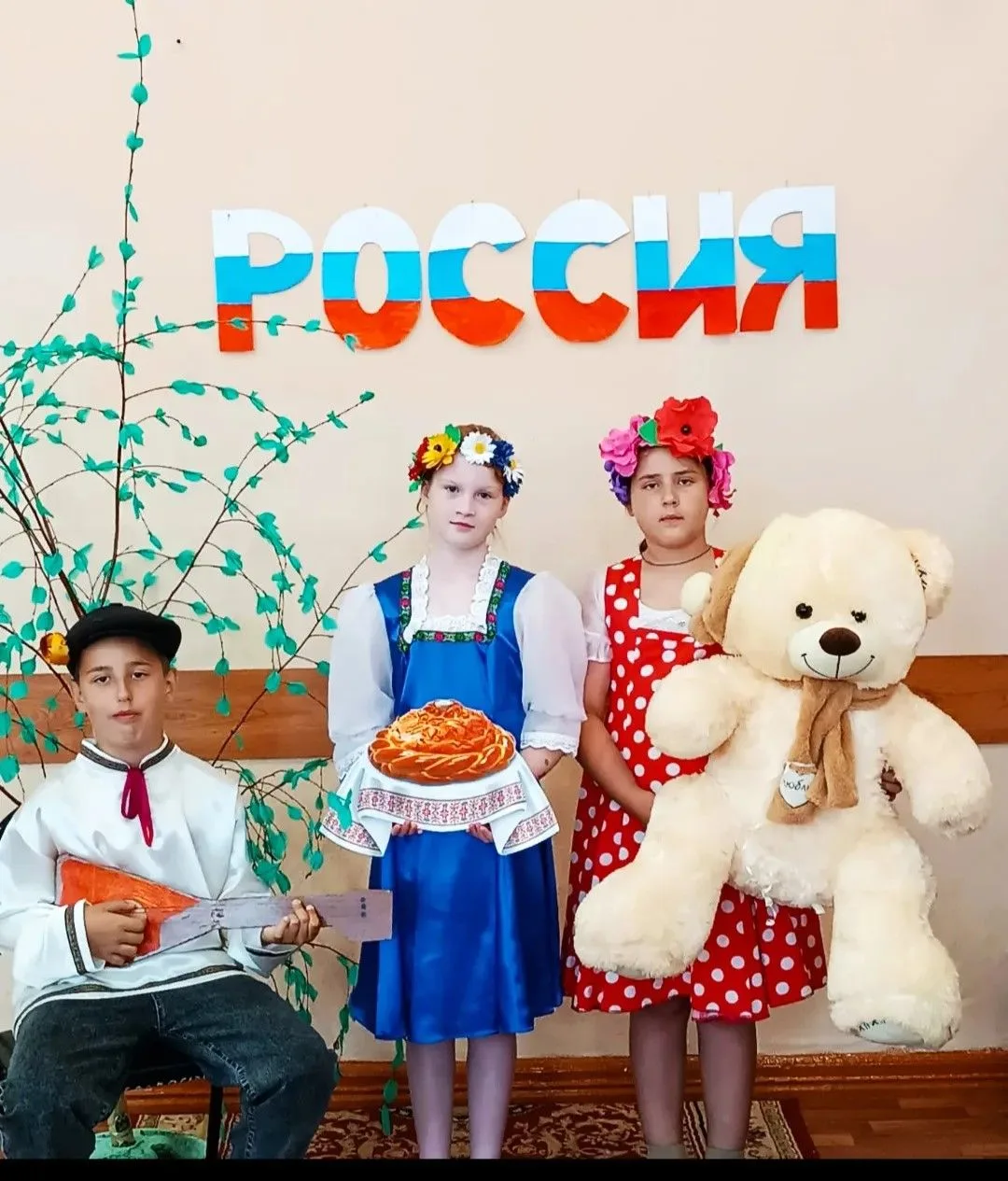 Путешествие по России: от герба до балалайки!
   В честь Дня России сотрудники культуры провели для 