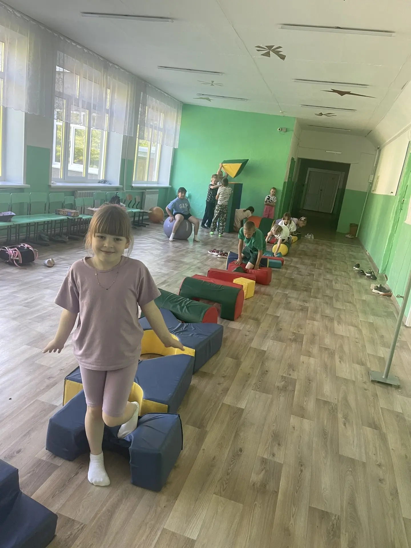 Дети самостоятельно организовали полосу препятствий