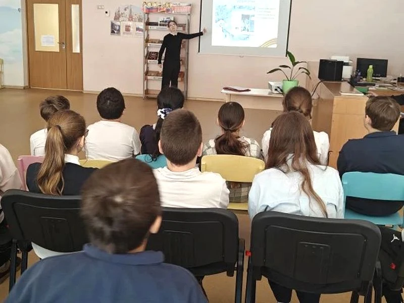 Урок мужества в школьной библиотеке: Помним и гордимся освобождением Краснодара!  В нашей школе прош