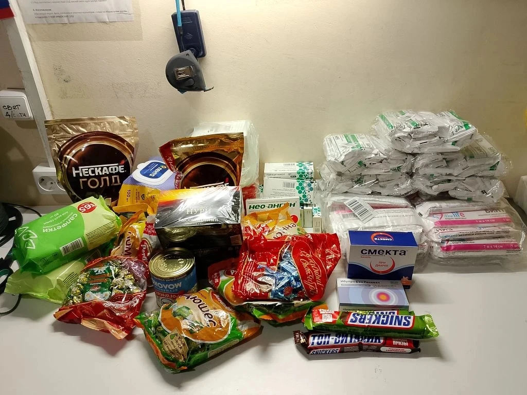 📦Посмотрите, какую огромную посылку наша школа снова передала волонтёрам!  ✅Две маскировочные сети-с