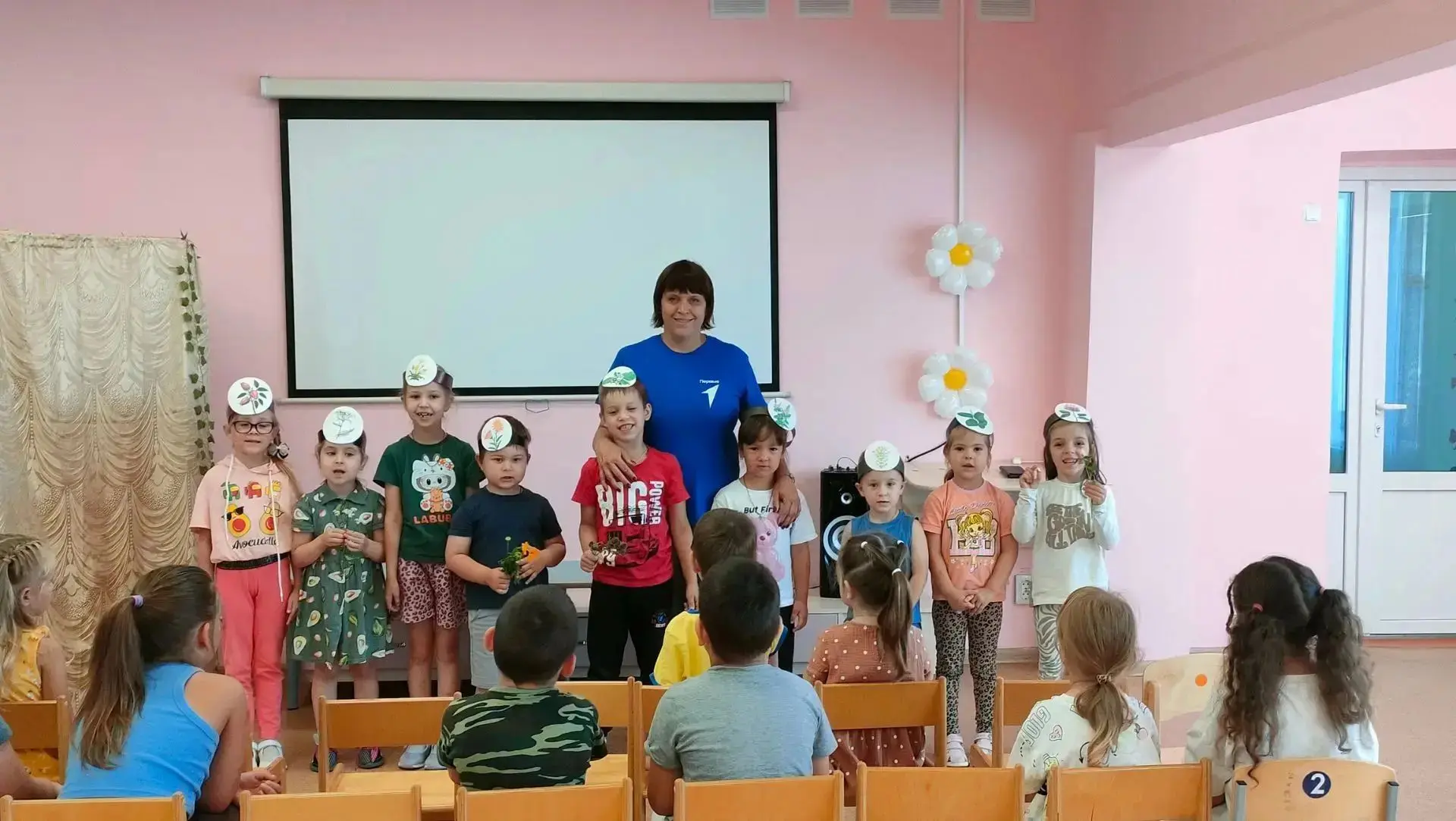 Юные исследователи Первичного отделения Движения Первых детского сада "Катюша" на занят...