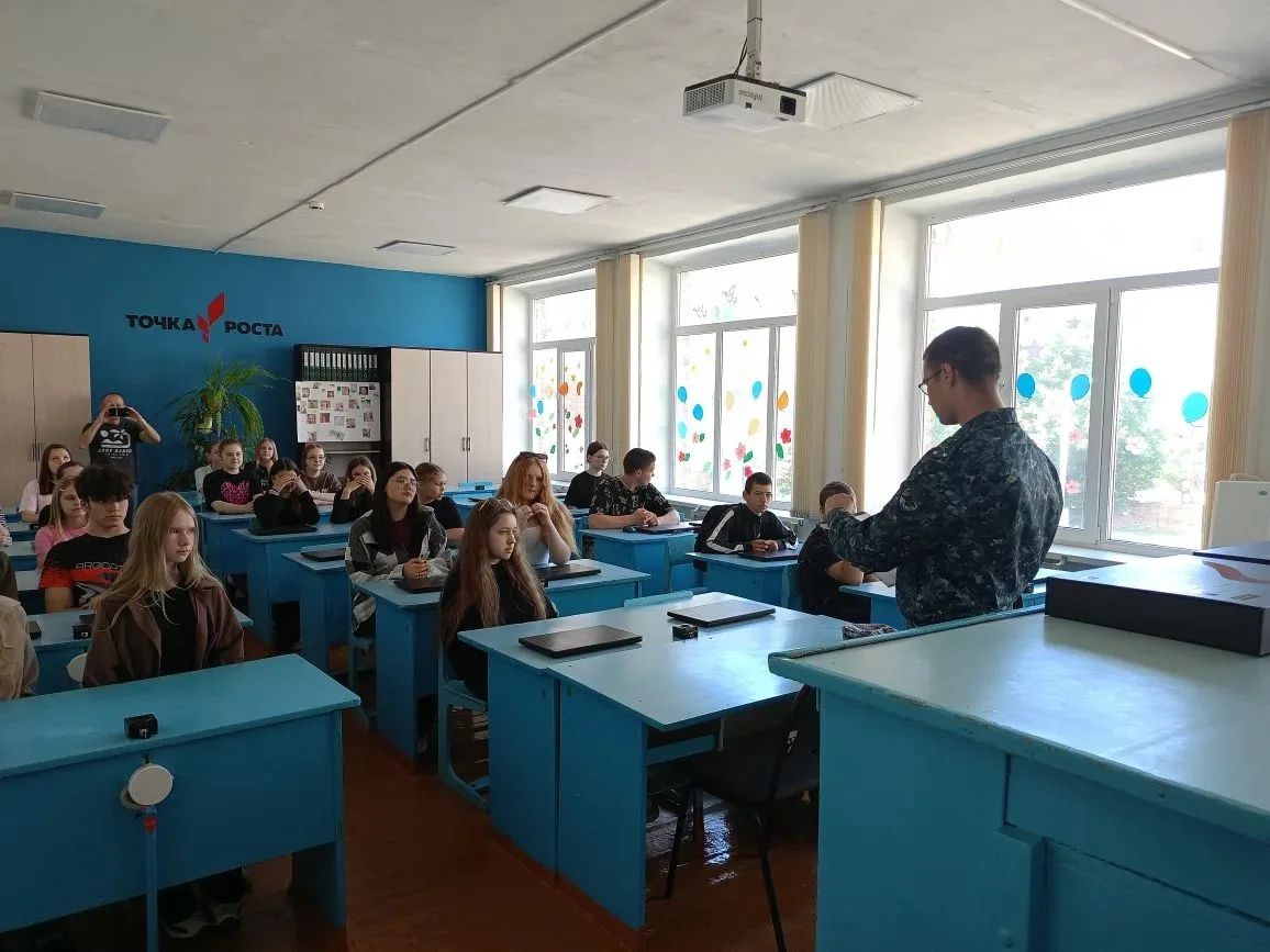 Сегодня в ЛТО «Романтики» участковый Щебетенко Денис Андреевич провёл с ребятами «Час б...