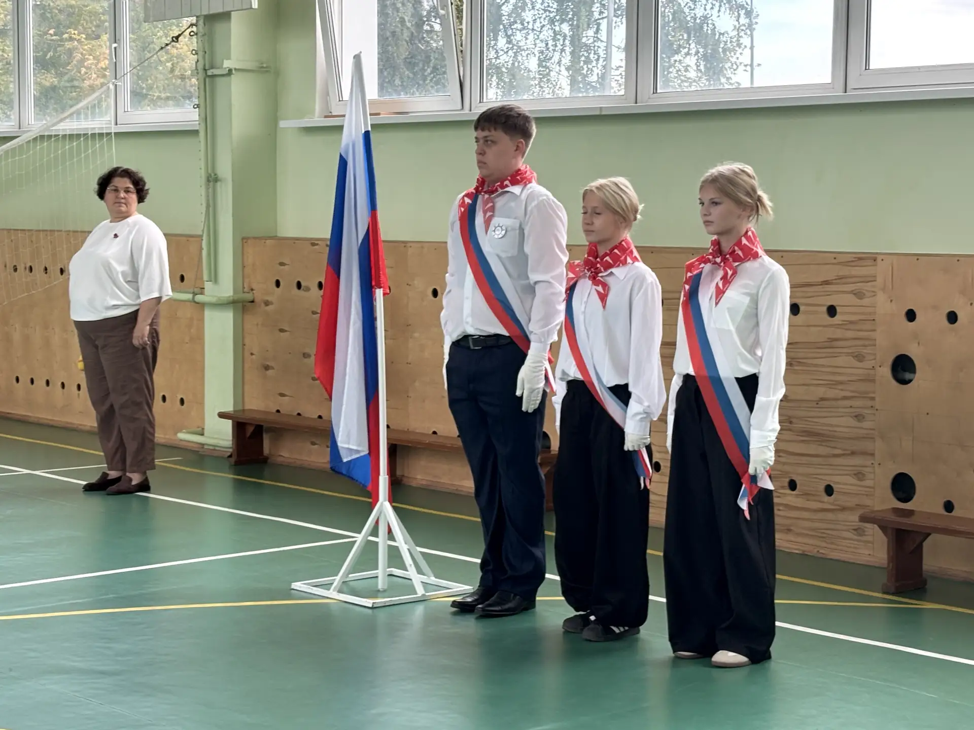Торжественная линейка для учеников 4 и 5 классов прошла сегодня в Гимназии.  Детей и пе...