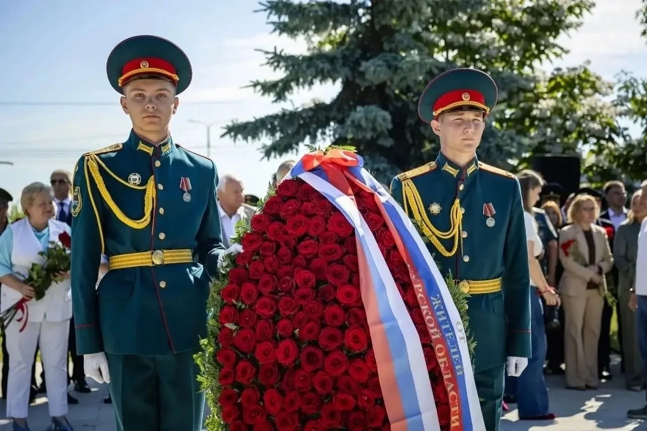 В День памяти и скорби в Курске на мемориале «Курская дуга» прошла церемония возложения венков и цве