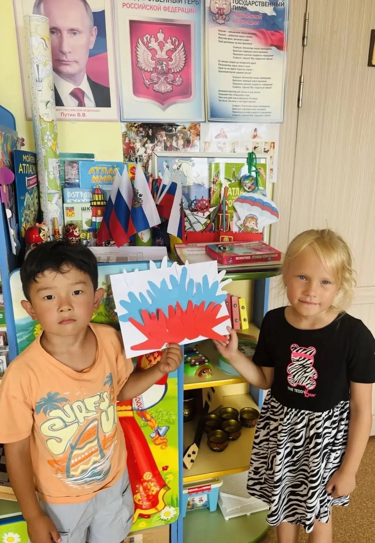 🇷🇺Флаг у нас прекрасный —Белый, синий, красный!Белый — мир и чистота,Синий — неба кра...
