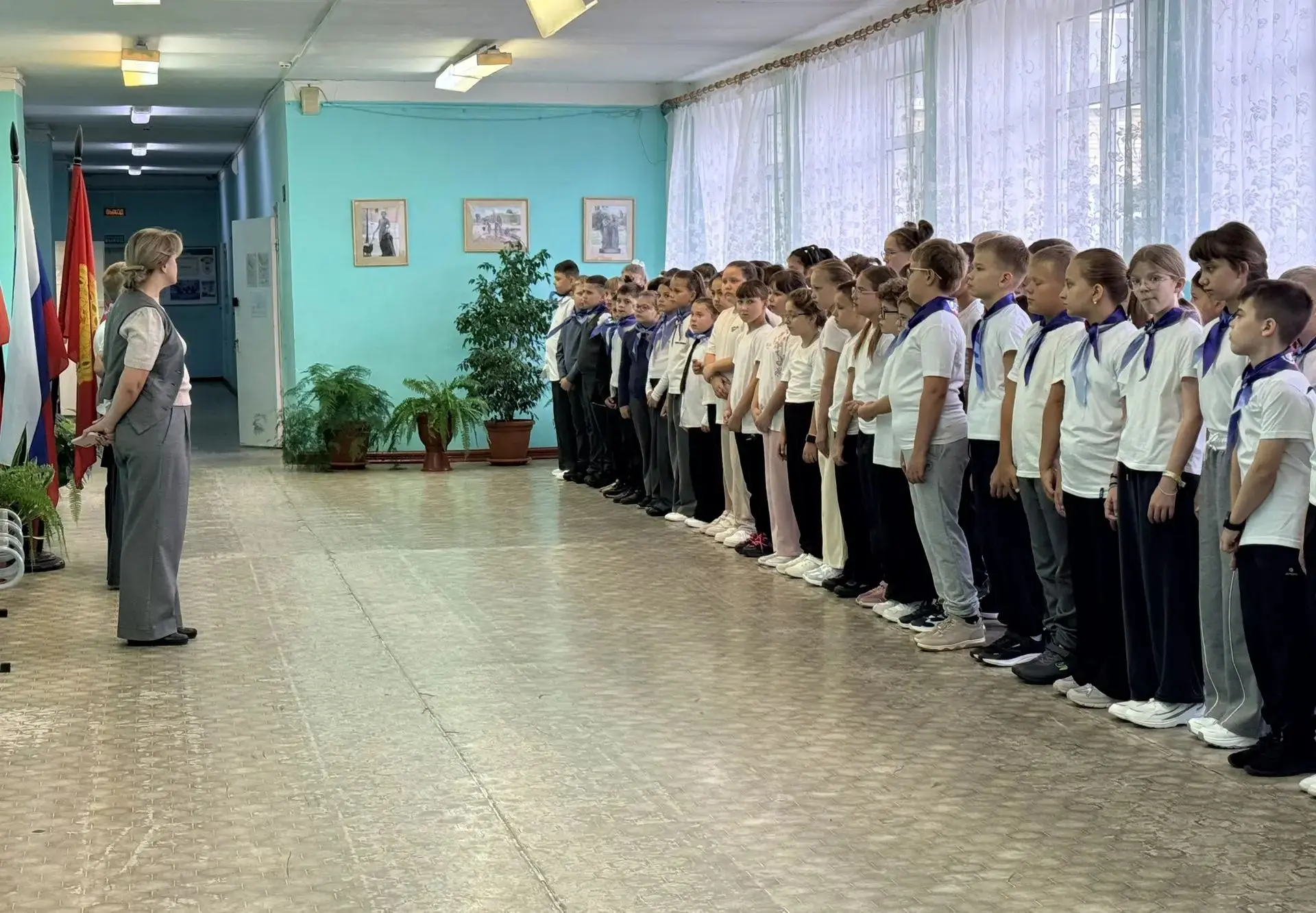 🇷🇺 «Разговоры о важном» в МБОУ СОШ № 18: новая учебная неделя стартовала с линейки и ...