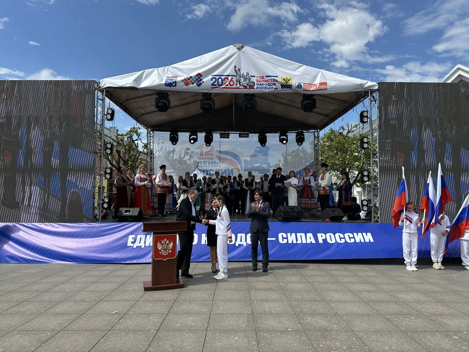 🪪 В День России — первый паспорт: Александр Дрозденко вручил шестерым юным ленинградца...