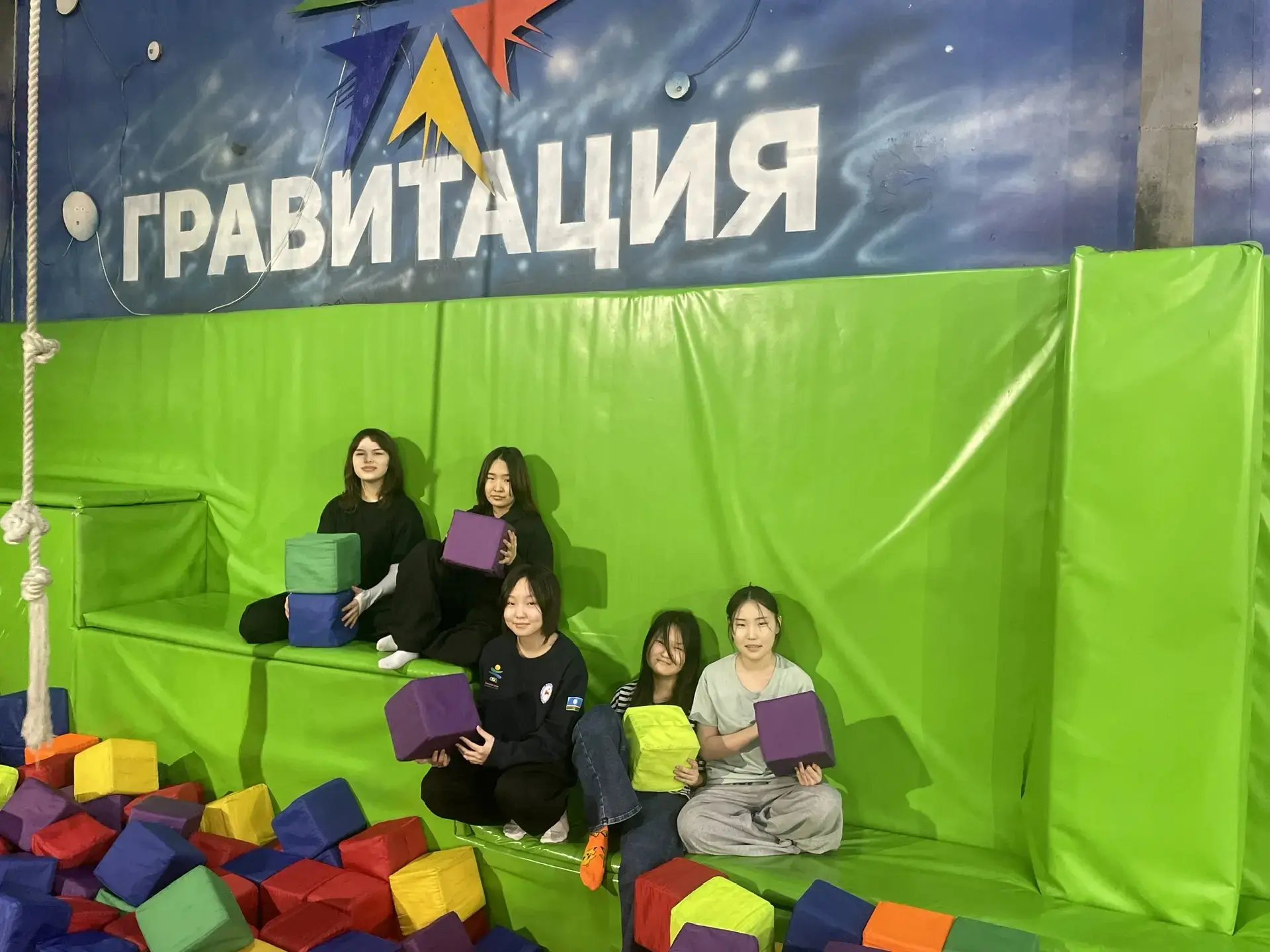 Сегодня учащиеся 7 "в"  класса сходили в батутный центр "Гравитация" — это просто взрыв адреналина! 
