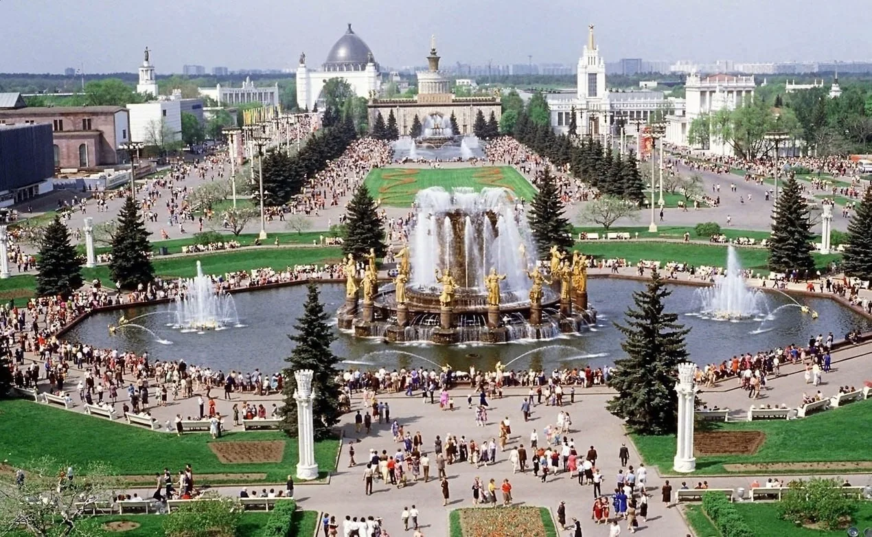 ВДНХ. Площадь Дружбы народов, Москва, СССР, 1984 год.

Прекрасное далёко