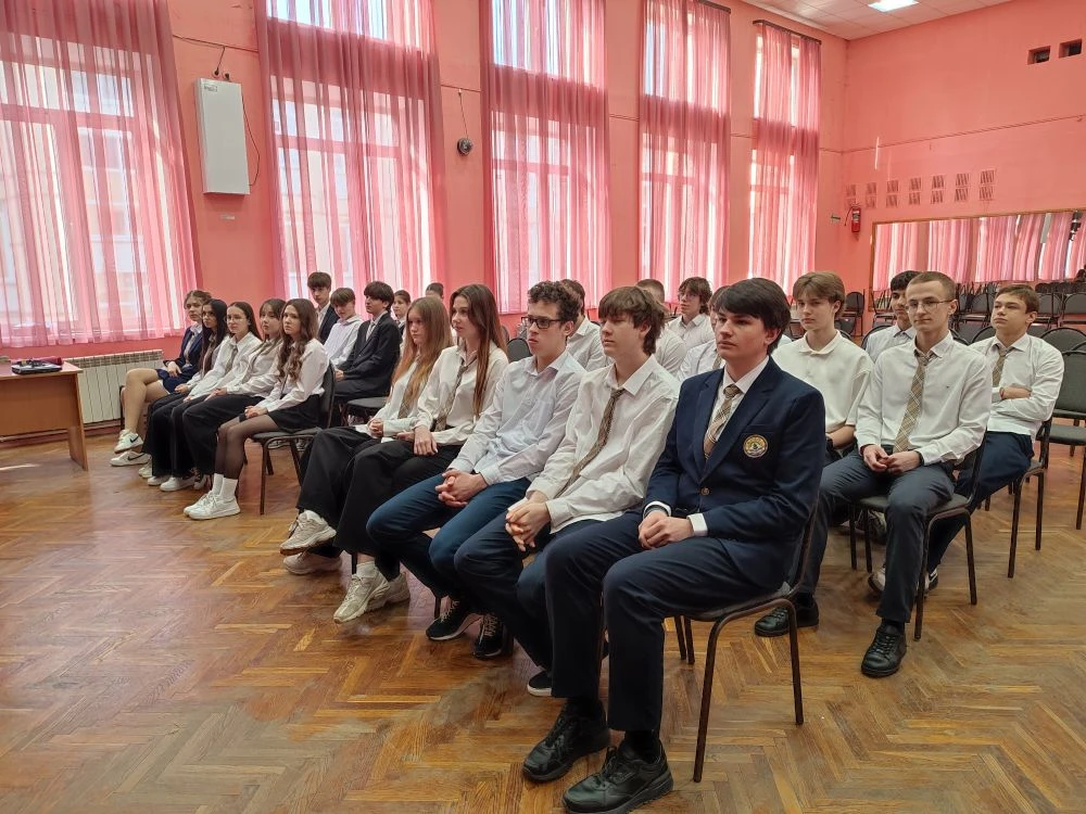 🇷🇺 Гордость, защита и выбор будущего!  Сегодня в МАОУ СОШ № 10 прошла необычная встреча! К ребятам 1